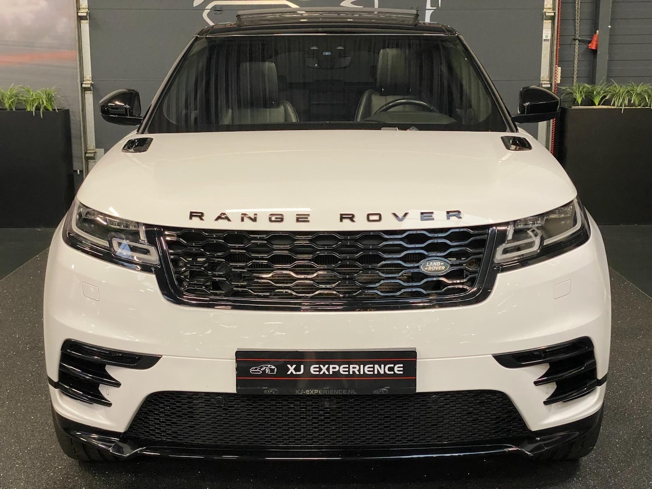 Land Rover Range Rover Velar - 2.0 AWD HSE R-Dynamic PANO 241 PK - AutoWereld.nl