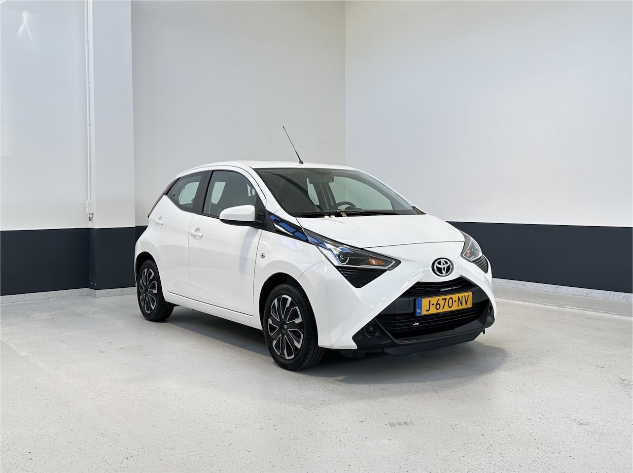 Toyota Aygo - 1.0 VVT-i x-play | NL | Carplay | 1 Eig | Navi | Camera | Airco | 5- DRS | LED | - AutoWereld.nl