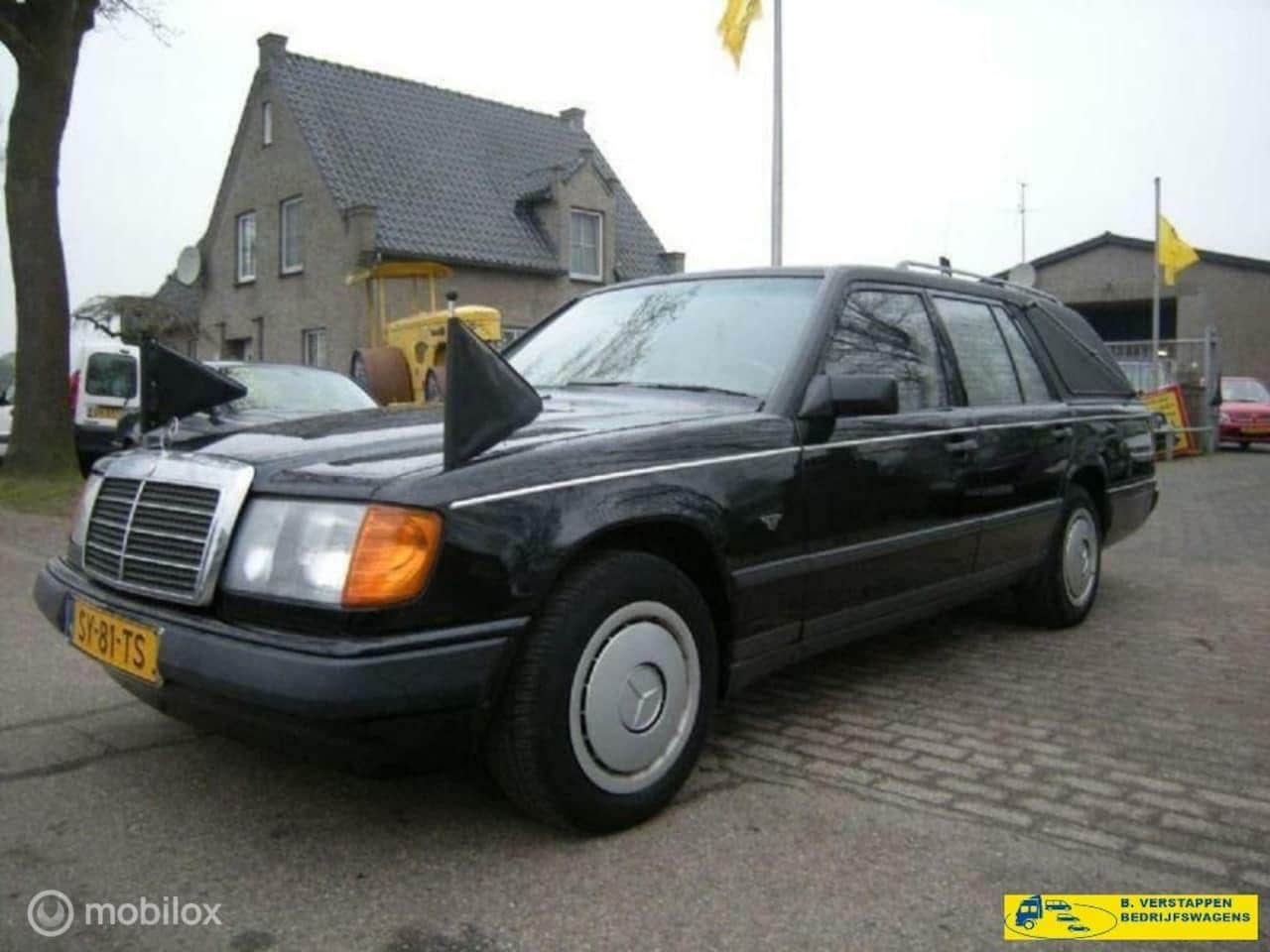 Mercedes-Benz 200-serie - 200 D VERLENGD BEGRAFENISAUTO - AutoWereld.nl