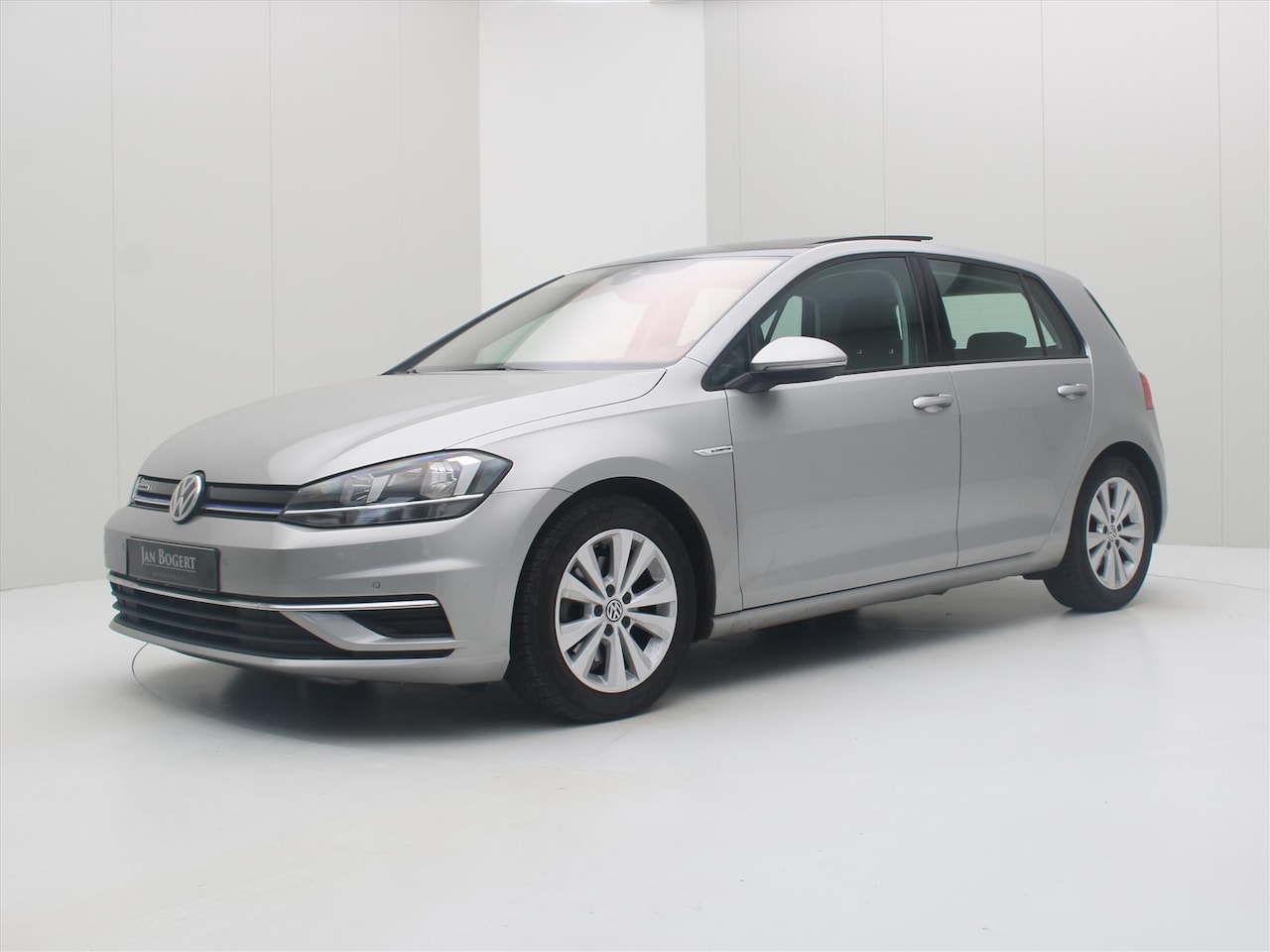 Volkswagen Golf - 1.5 TSI 130pk 6-bak BlueMotion Comfortline [ PANODAK+CAMERA+ACC+NAVIGATIE+CLIMAAT+PDC ] - AutoWereld.nl