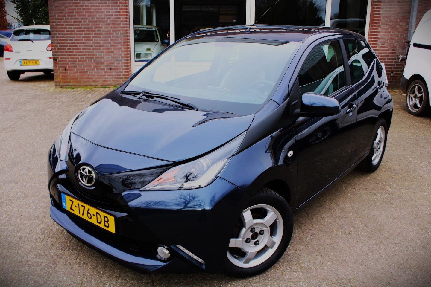 Toyota Aygo - 1.0 VVT-i x-cite Airco, Cruise control, Bluetooth, Achteruitrij camera, Elektrische ramen - AutoWereld.nl