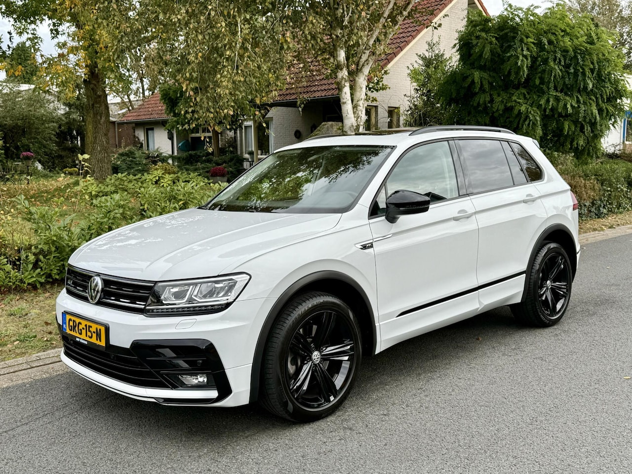 Volkswagen Tiguan - 2.0 TSI 4Motion R-Line 190PK DSG•Pano•Trekhaak - AutoWereld.nl