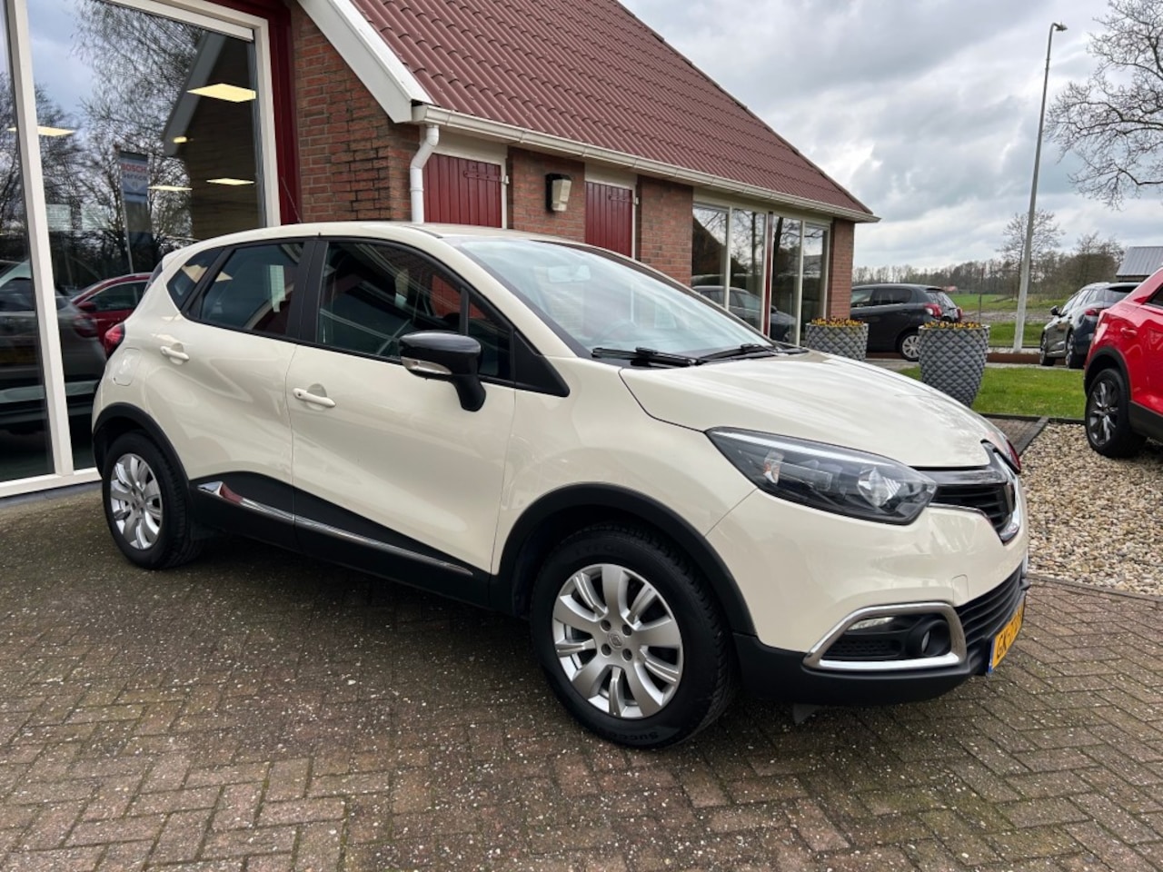 Renault Captur - 1.2 TCE EXPRESSION 120 PK AUTOMAAT! AIRCO/CRUISE/NAVIGATIE/TREKH - AutoWereld.nl