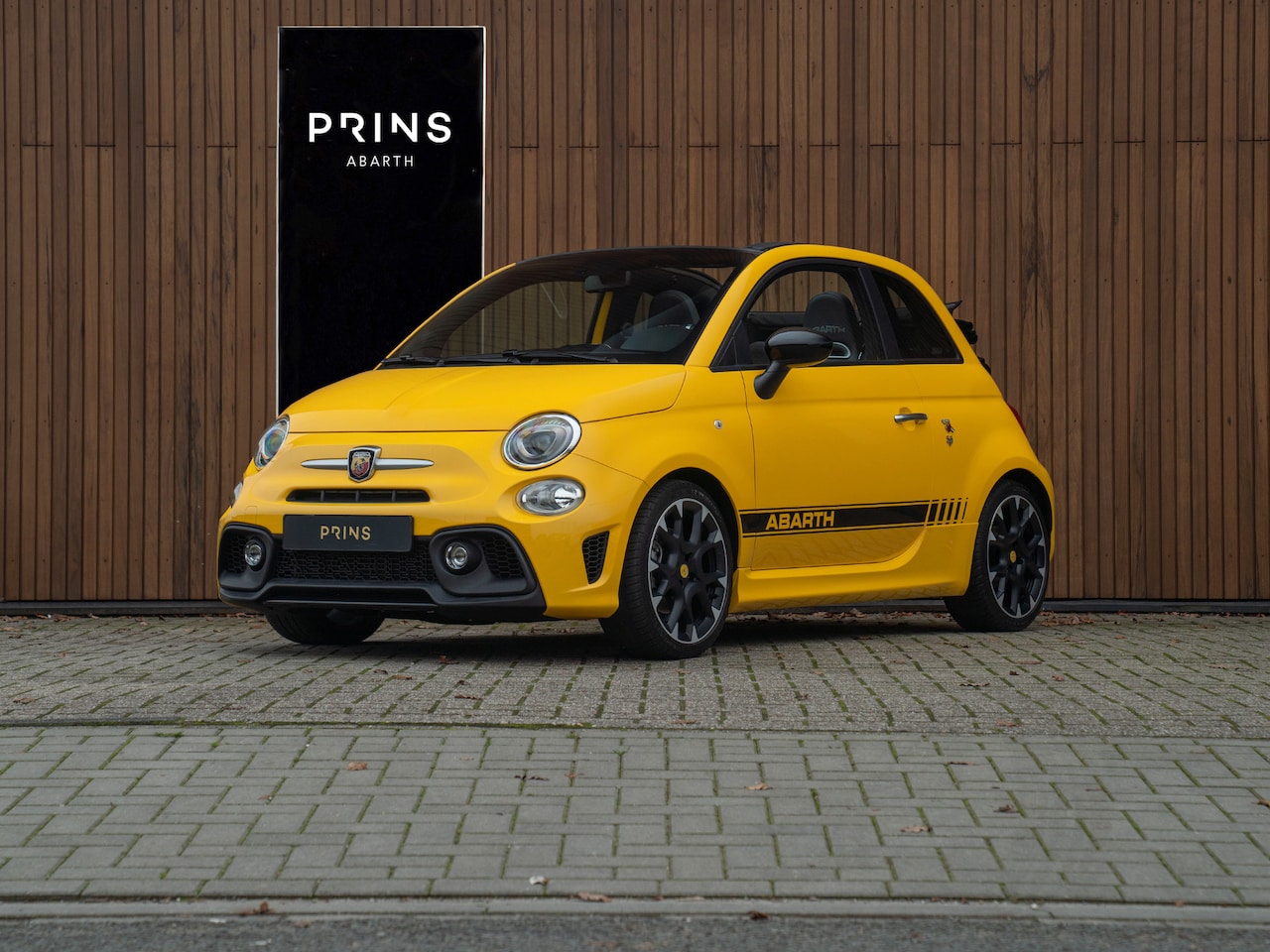 Abarth 595 - C Turismo | Beats | Grote Navi | 18 inch | Giallo Modena - AutoWereld.nl