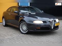 Alfa Romeo GT - 2.0 JTS Distinctive / Leder / Ecc / Elek Pakket / BOSE / Allu Velgen / Nieuwe APK