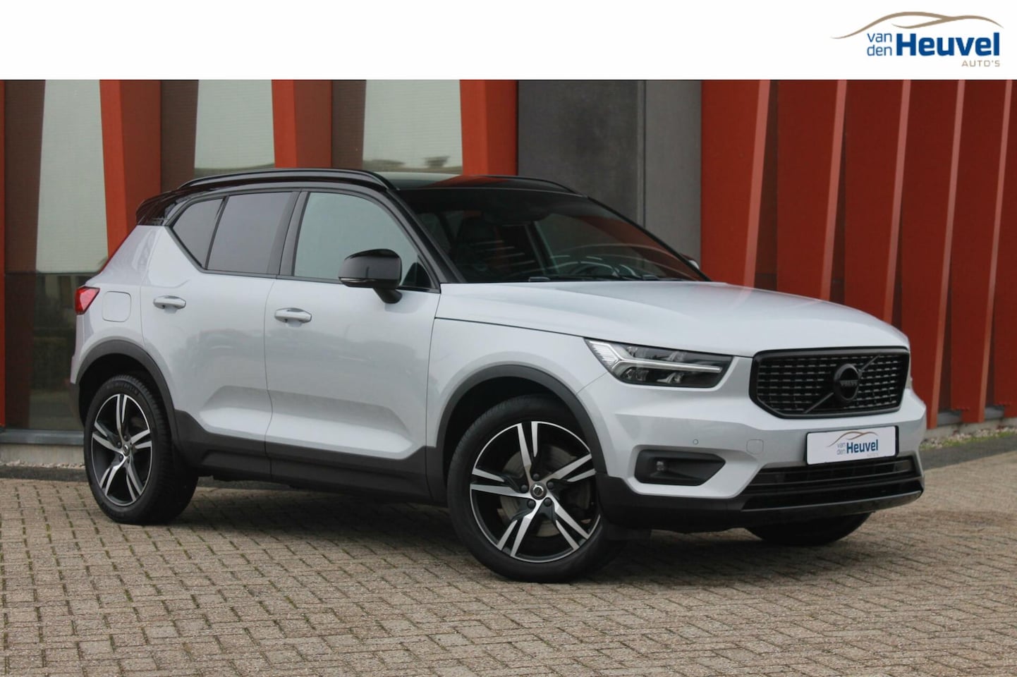 Volvo XC40 - T5 Recharge R-Design | Stoelverwarming | Parkeercamera | Glossy Black | Keyless - AutoWereld.nl