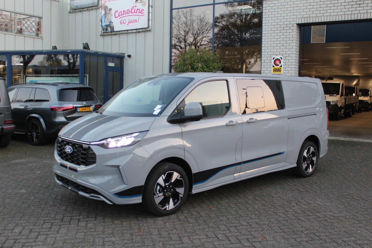 Ford Transit Custom - 300L 2.0 TDCI L2H1 Sport DC Driver Assistance Pack Premium, Middenconsole, Inklapbare trek - AutoWereld.nl