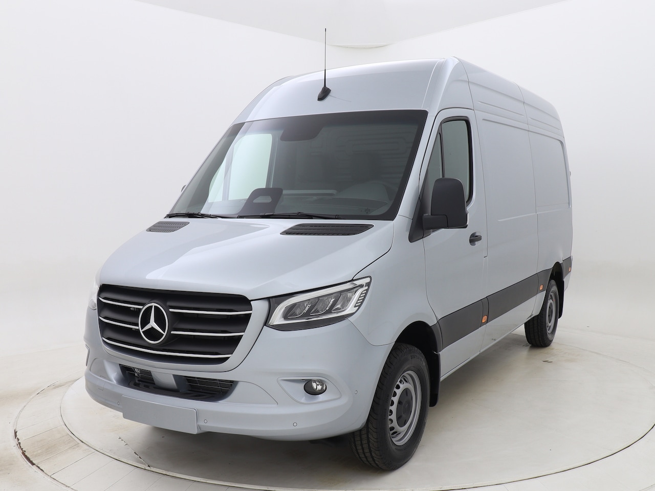 Mercedes-Benz Sprinter - 319 CDI 190pk L2H2 RWD Automaat, 3,5t trekhaakvoorbereiding, Alarm Klasse 3, lederlook - AutoWereld.nl