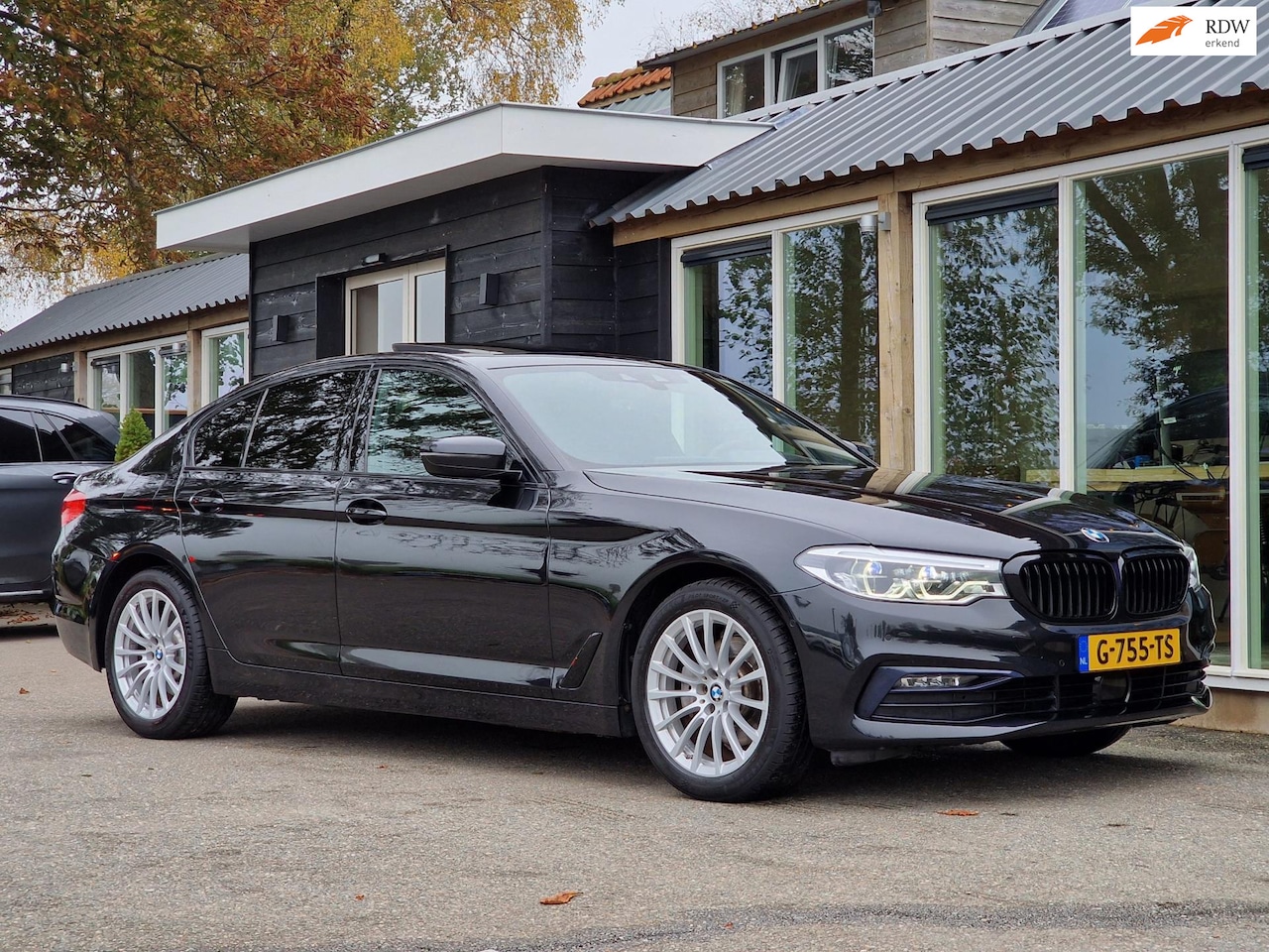 BMW 5-serie - 520i High Executive 520i High Executive (Schuifdak / Leder / Sportstoelen / Adaptieve cruise / Led / Parkeerse - AutoWereld.nl