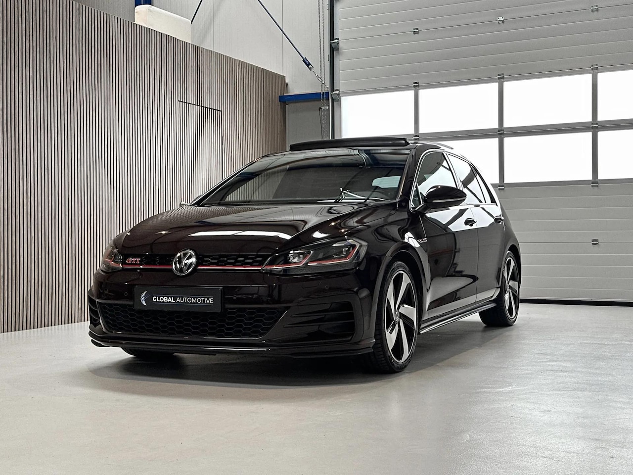 Volkswagen Golf - 2.0 TSI GTI Performance - 245 PK - PAARS - SCHUIFDAK - COCKPIT - AutoWereld.nl