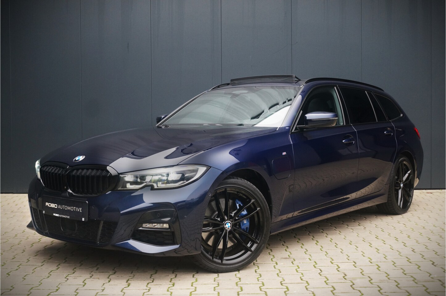 BMW 3-serie Touring - 330e xDrive High Executive M-Sport | Panoramadak | Harman Kardon | 360° Camera | Head Up D - AutoWereld.nl