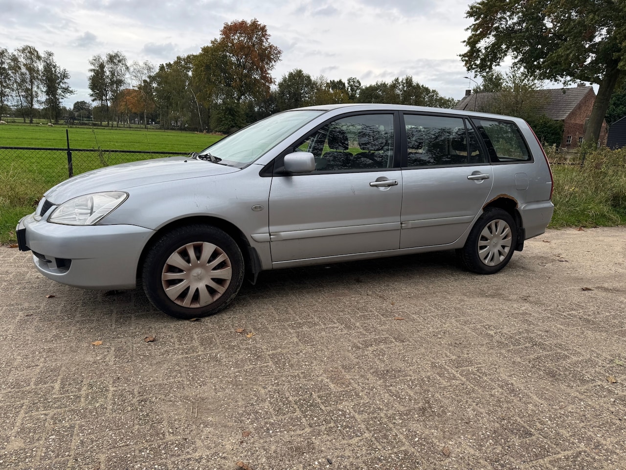 Mitsubishi Lancer Station Wagon - 1.6 Inform 1.6 Inform, schade achterscherm - AutoWereld.nl