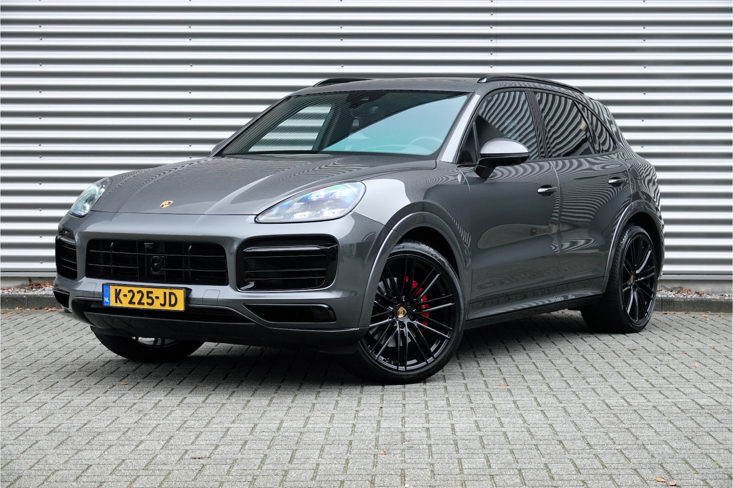 Porsche Cayenne - 3.0 E-Hybrid | Achterasbesturing | ACC | Softclose | Sportuitlaten | Massagestoelen | Luch - AutoWereld.nl