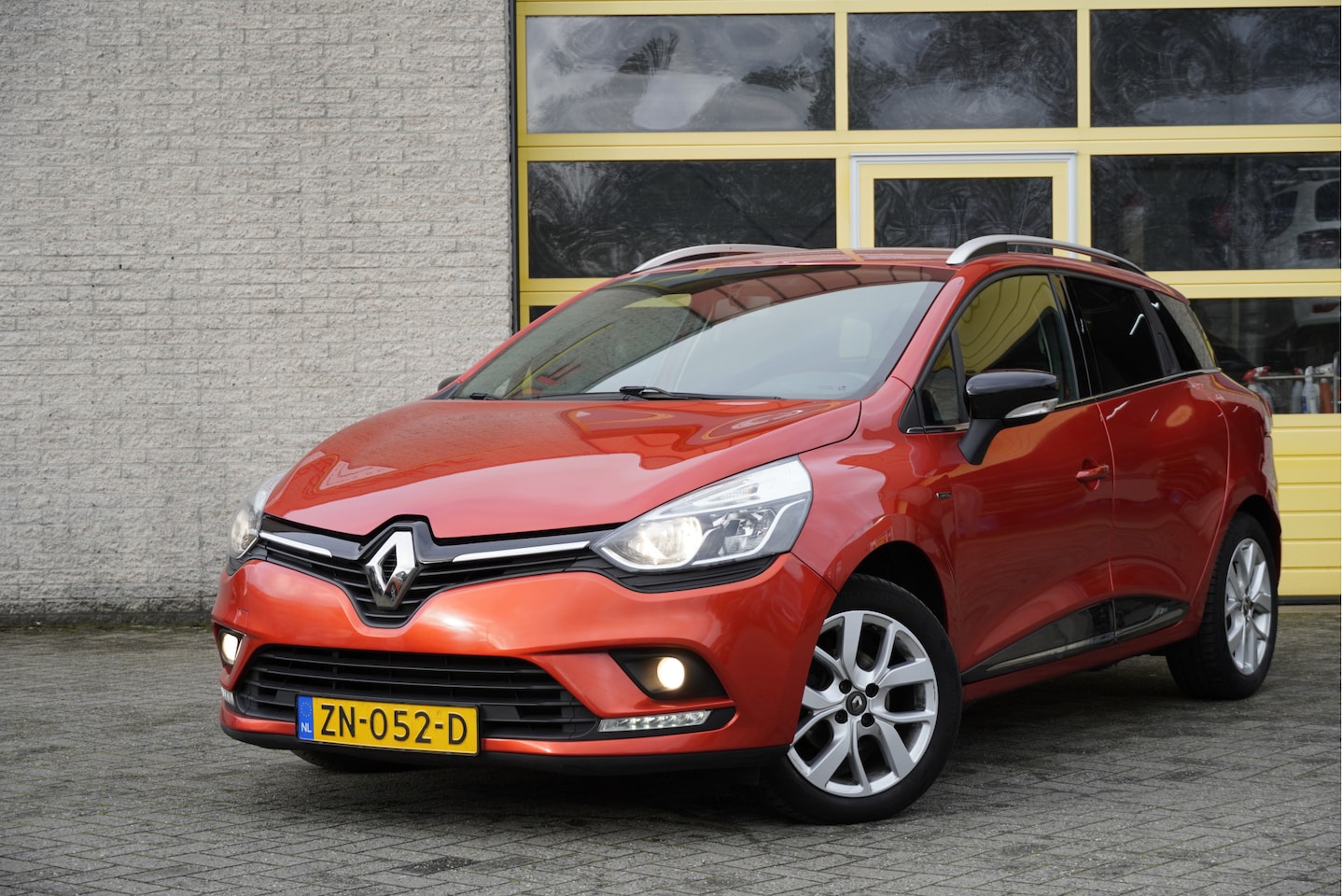 Renault Clio Estate - 0.9 TCe Limited BJ2019 Lmv 16" | Led | Pdc | Navi | Keyless entry | Airco | Cruise control - AutoWereld.nl