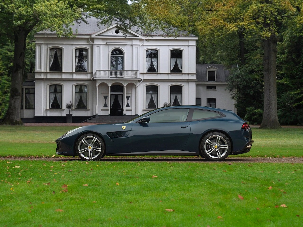 Ferrari GTC4 - 6.3 V12 Lusso | Atelier Car | Full spec! | Blu Ahrabian | Pano-dak | Lift | 360 cam | CarP - AutoWereld.nl