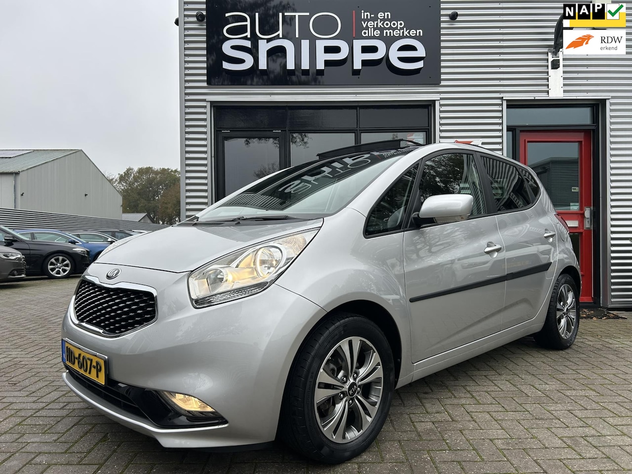 Kia Venga - 1.4 CVVT ExecutiveLine -1STE EIGENAAR!-OPEN DAK-STOEL + STUURVERWARMING-LICHTMETALEN VELGE - AutoWereld.nl