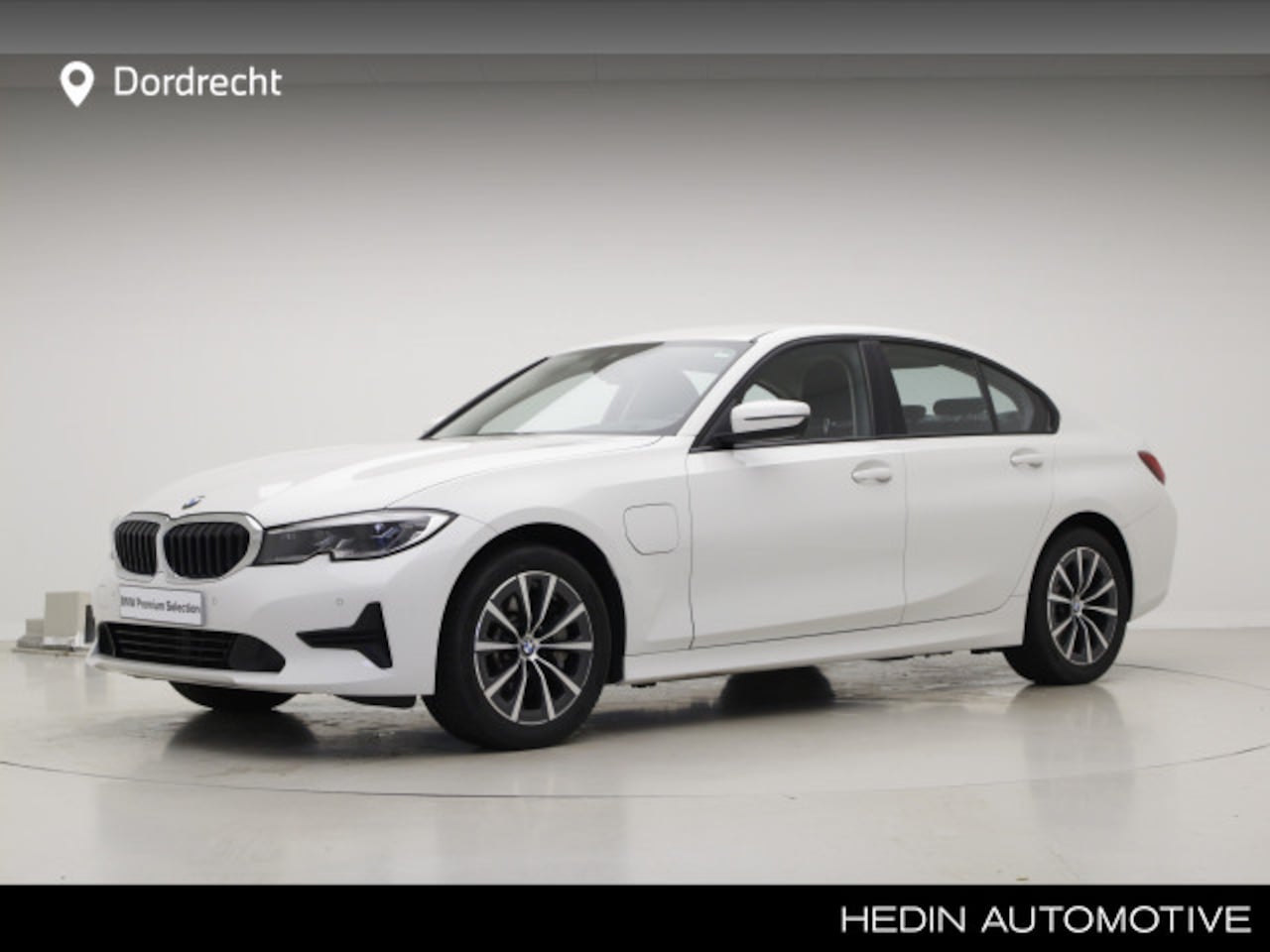 BMW 3-serie - 330e Sedan | Head-Up | Laser | Stoelverwarming | 2 jaar BMW Garantie - AutoWereld.nl