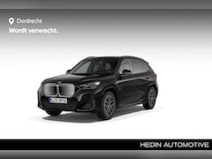 BMW iX1 - eDrive20 67 kWh M Sportpakket | Premium Pack | Trekhaak met elektrisch wegklapbare kogel |