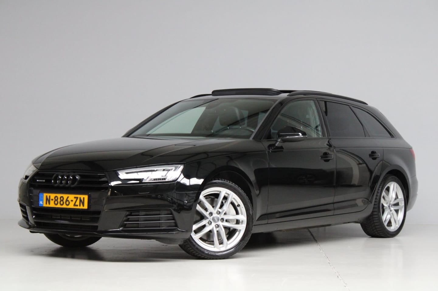 Audi A4 Avant - 2.0 TFSI Quattro 252PK [ panoramadak hud camera dodehoek detectie leder elek. trekhaak sto - AutoWereld.nl