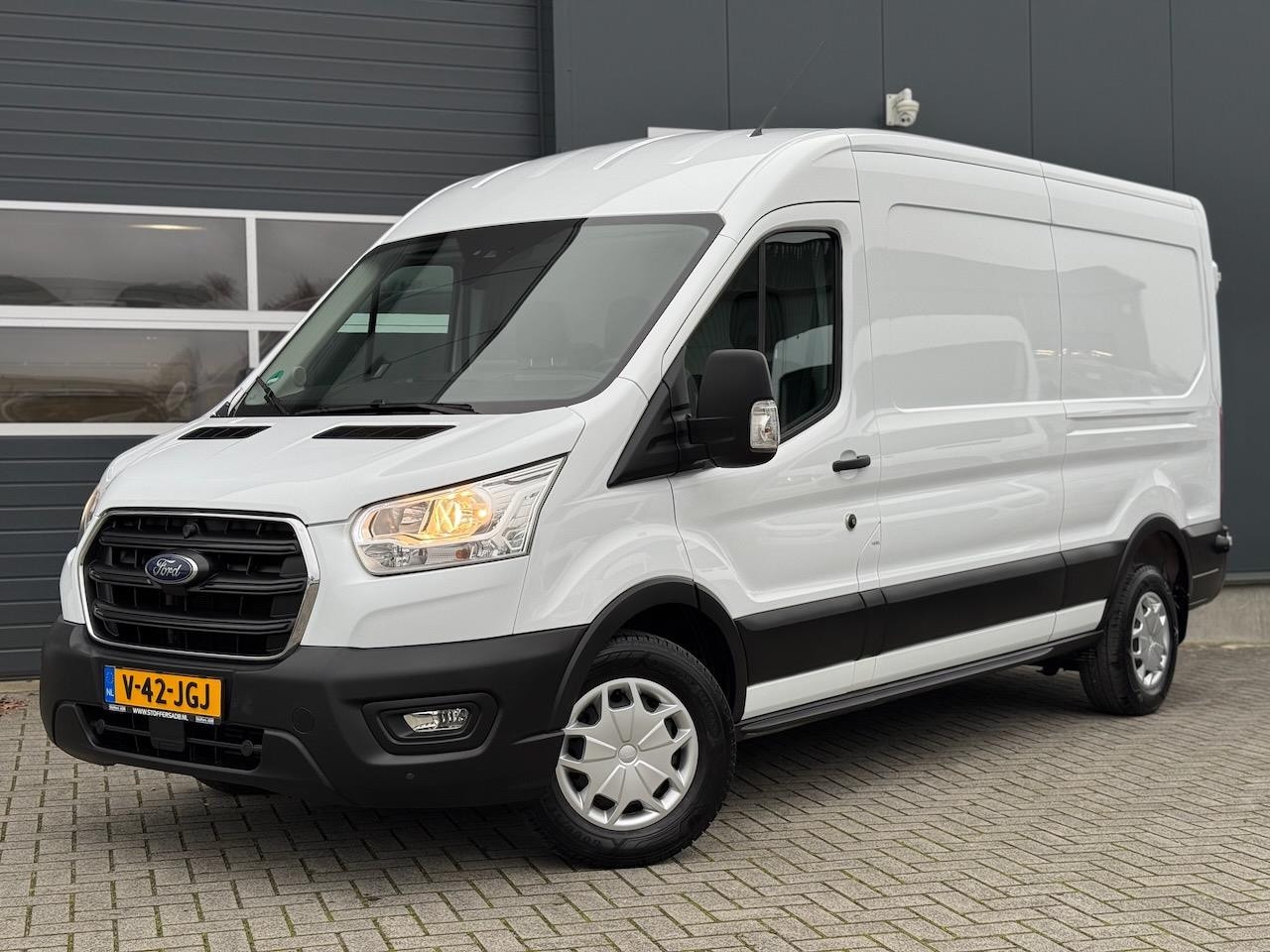 Ford Transit - 350 2.0 EcoBlue 130pk L3H2 Trend | Navi | Camera | BLIS | Winterpack | Airco | Bluetooth | - AutoWereld.nl