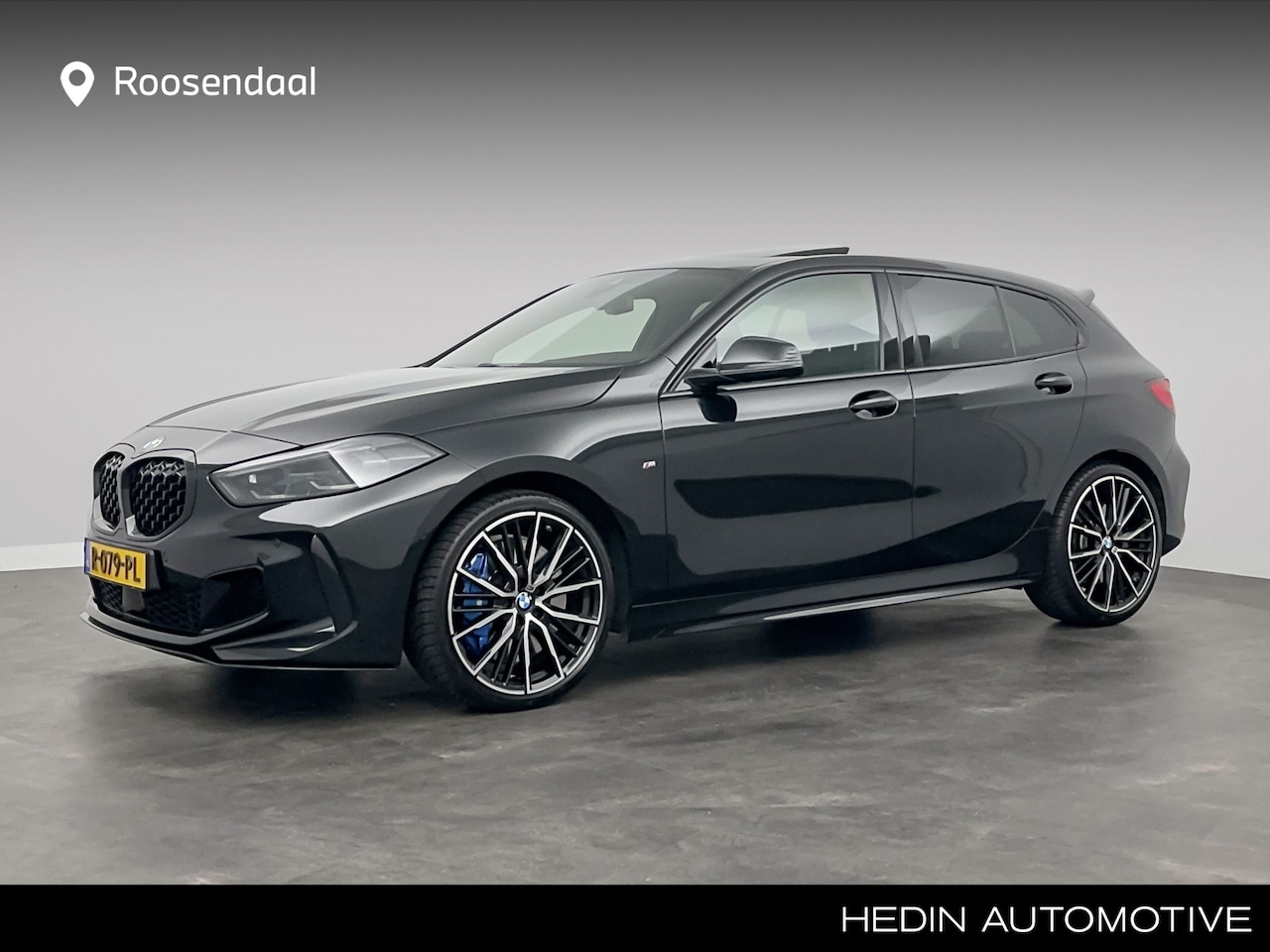 BMW 1-serie - M135i xDrive High Executive | Panoramadak | Hifi | Extra getint glas achter | Head Up Disp - AutoWereld.nl