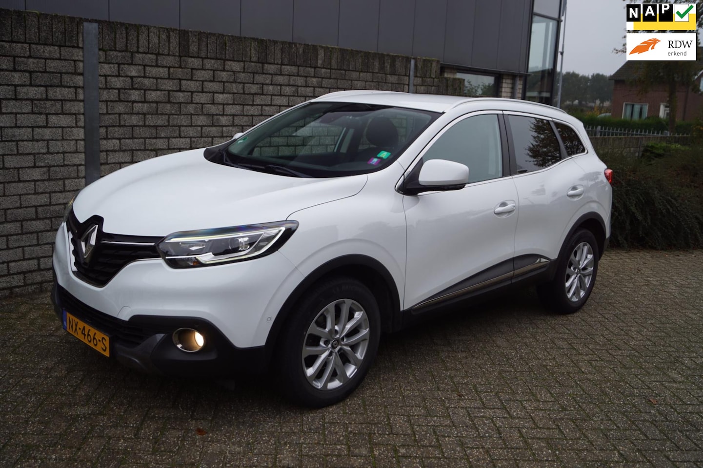 Renault Kadjar - 1.2 TCe Intens Half Leder Sportst Navi Camera Clima Cruise 2x PDC Inparkeer Systeem LMV Ap - AutoWereld.nl