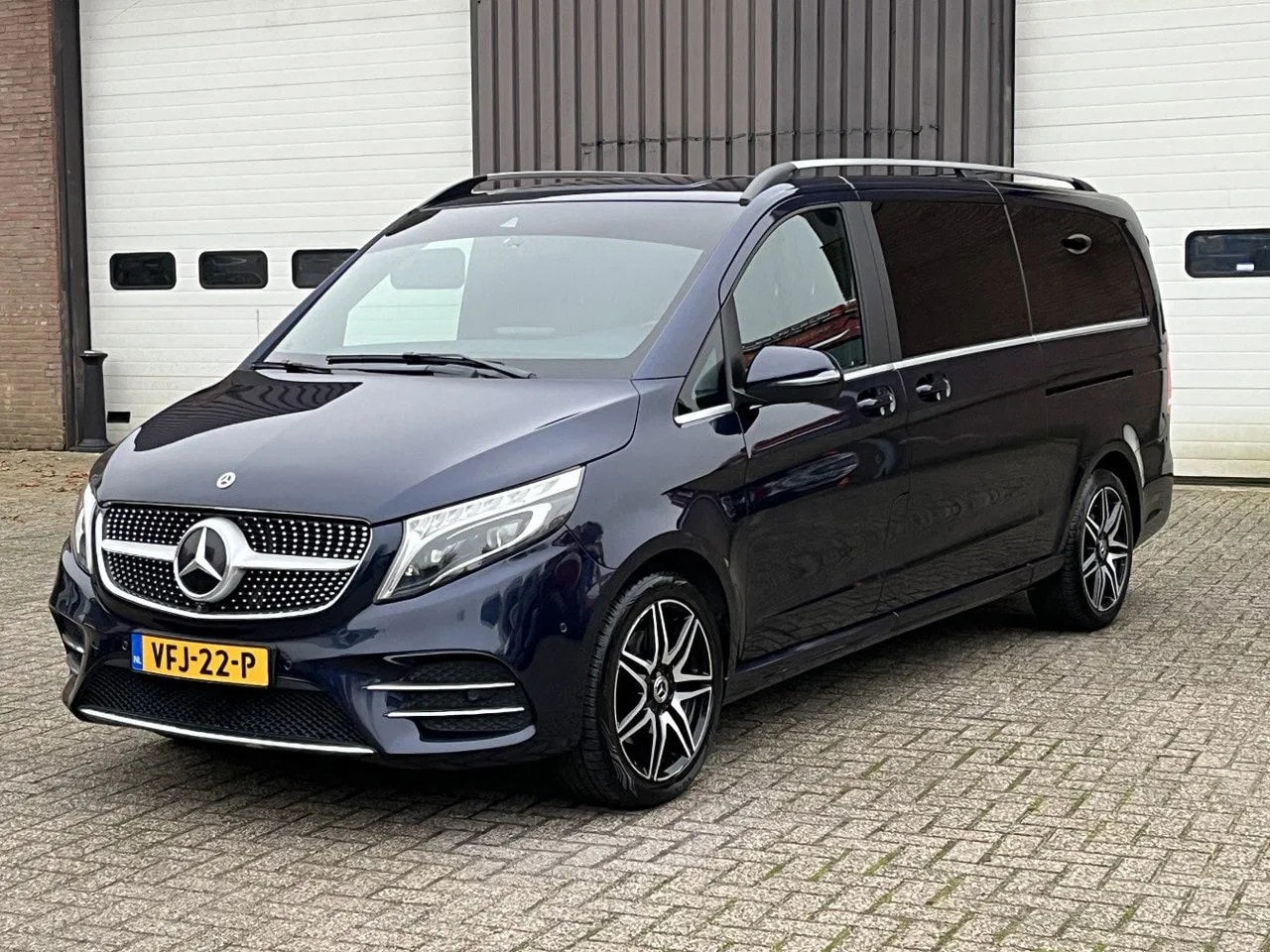 Mercedes-Benz V-klasse - V300 / XXL Extra lang L3 / Full option / Memory / 360 camera / AMG / Standkachel / Burmeis - AutoWereld.nl