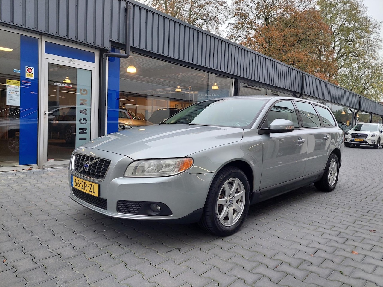 Volvo V70 - 2.5T Telefoon Navi Clima Cruise High performance sound 16 inch Origineel NL CD Wisselaar - AutoWereld.nl