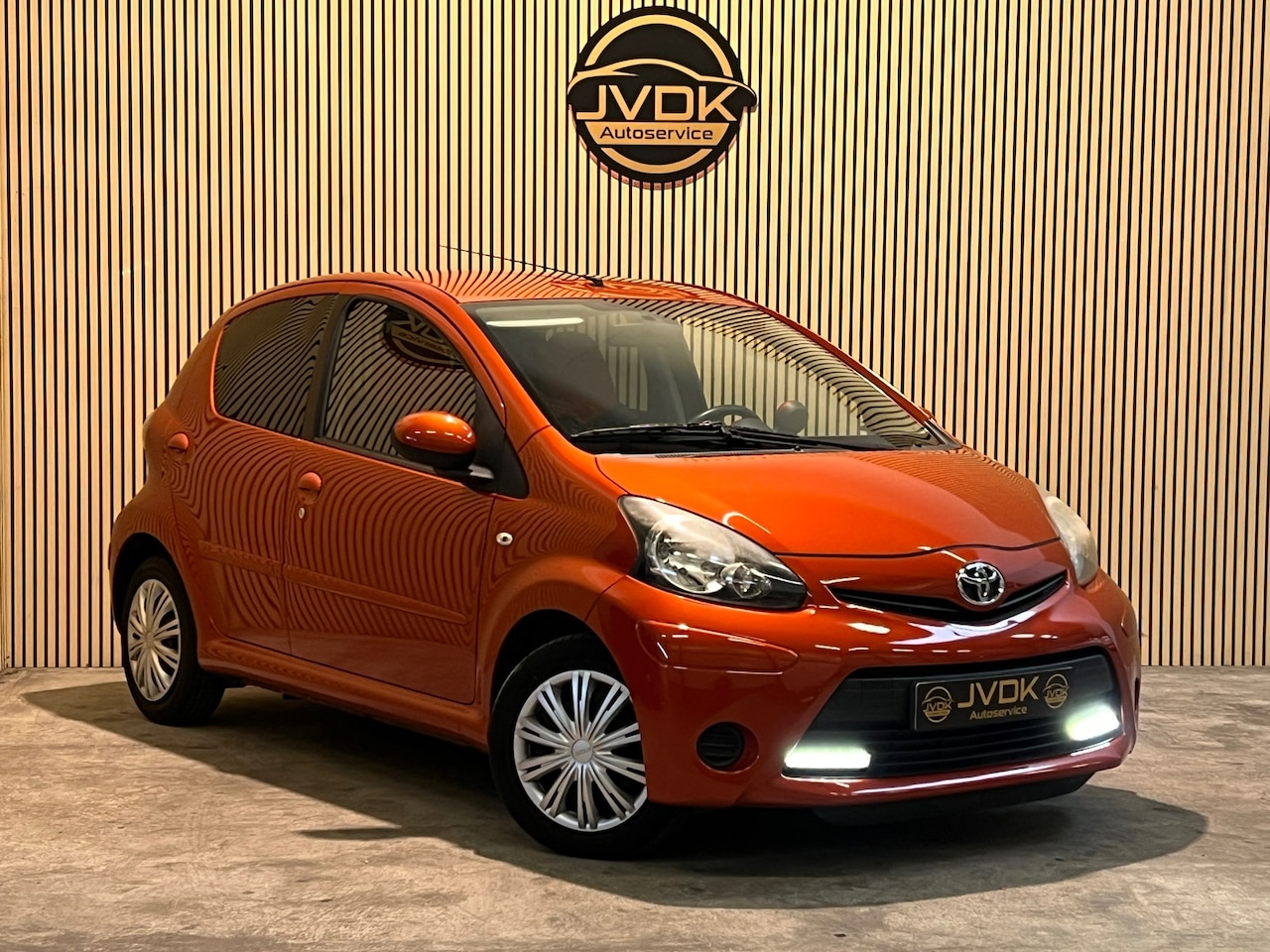 Toyota Aygo - 1.0 VVT-i Dynamic Orange 1.0 VVT-i Dynamic Orange, AIRCO, 5-DEURS, BJ 2013, ELECTR RAMEN, LED. - AutoWereld.nl