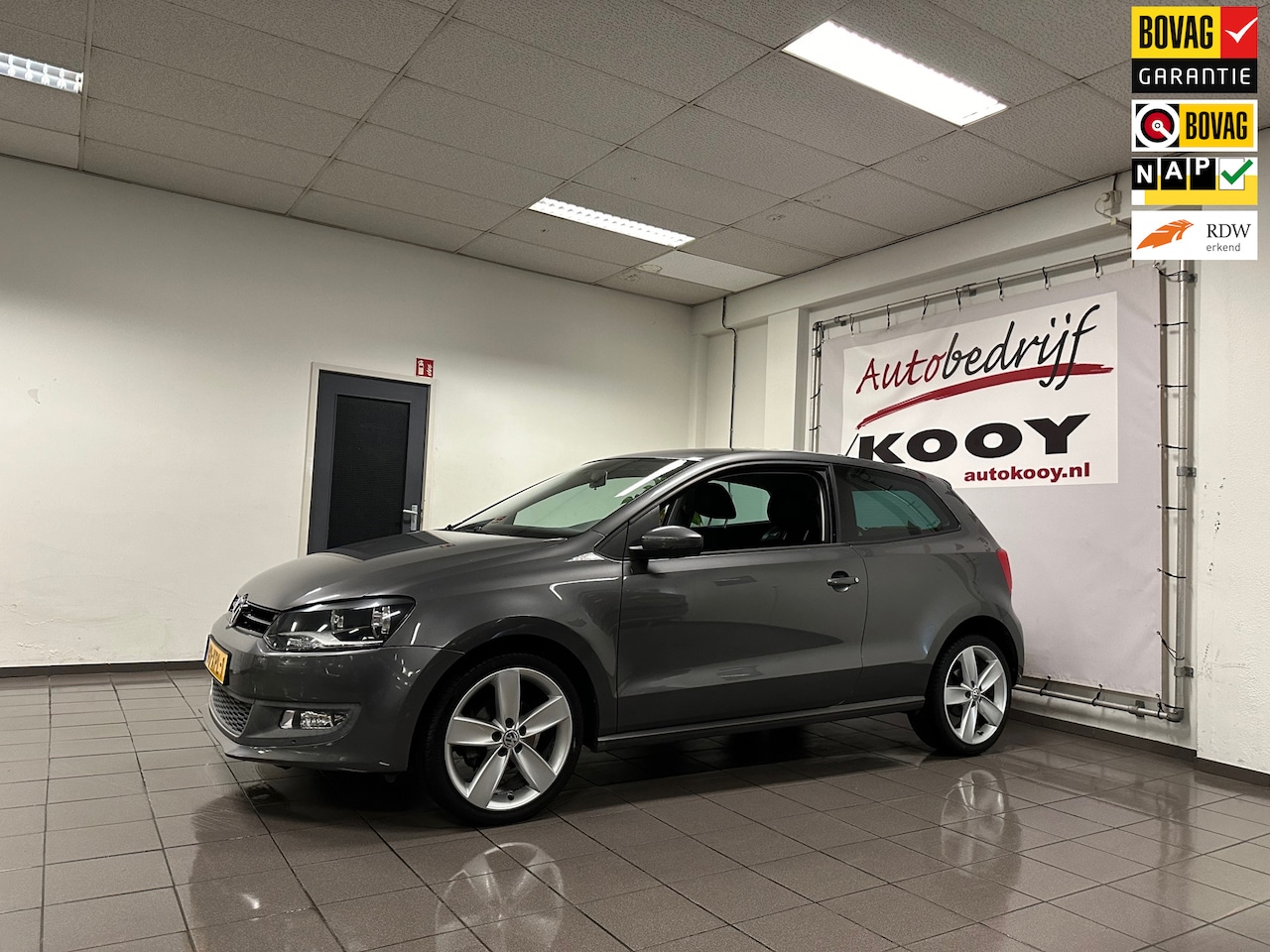 Volkswagen Polo - 1.2 TSI Highline * Automaat / Navigatie / 17" LM Velgen / NL Auto * - AutoWereld.nl