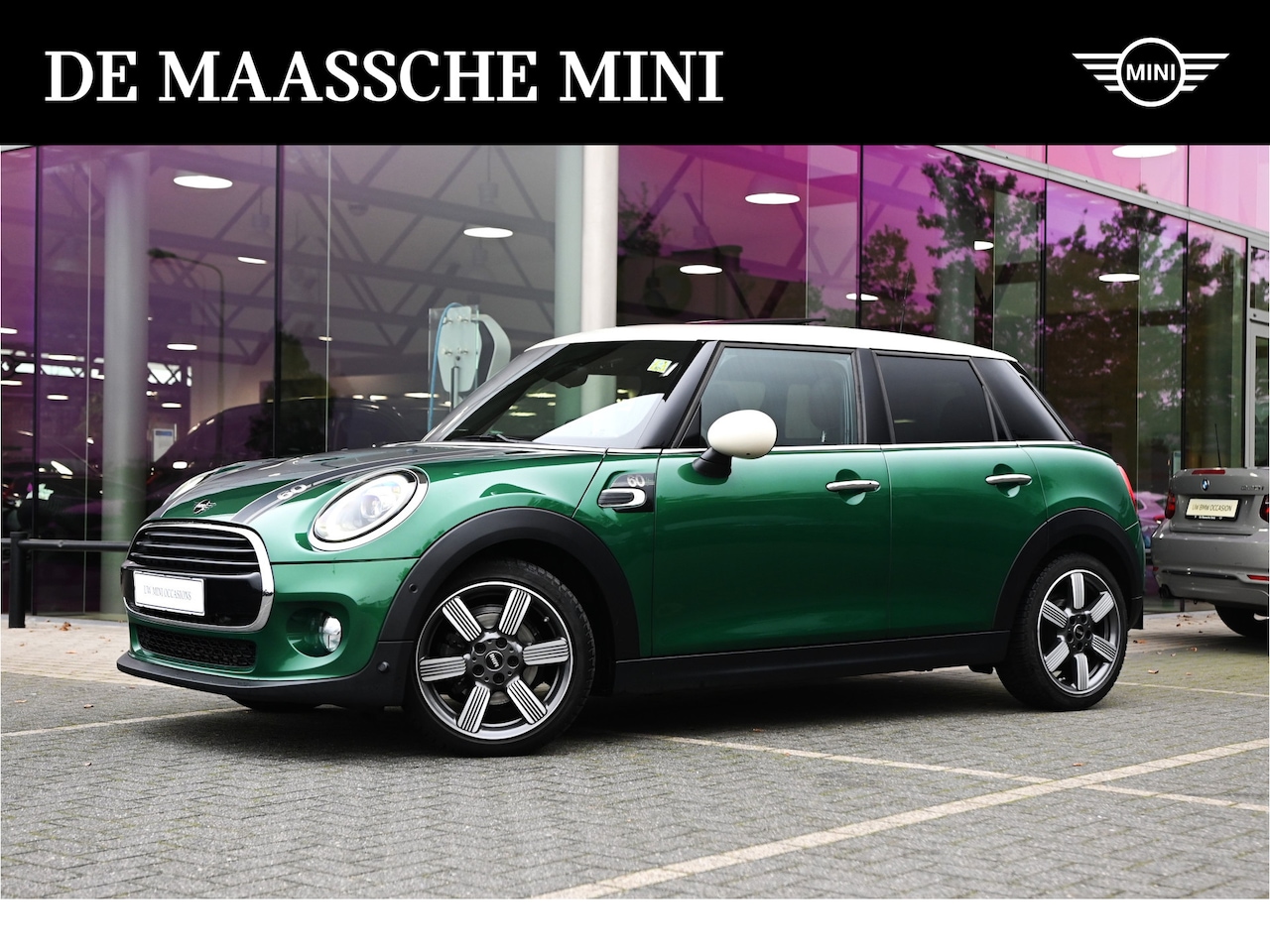 MINI Cooper - Hatchback 60 Years Chili Automaat / Panoramadak / LED / Head-Up / Park Assistant / Stoelve - AutoWereld.nl