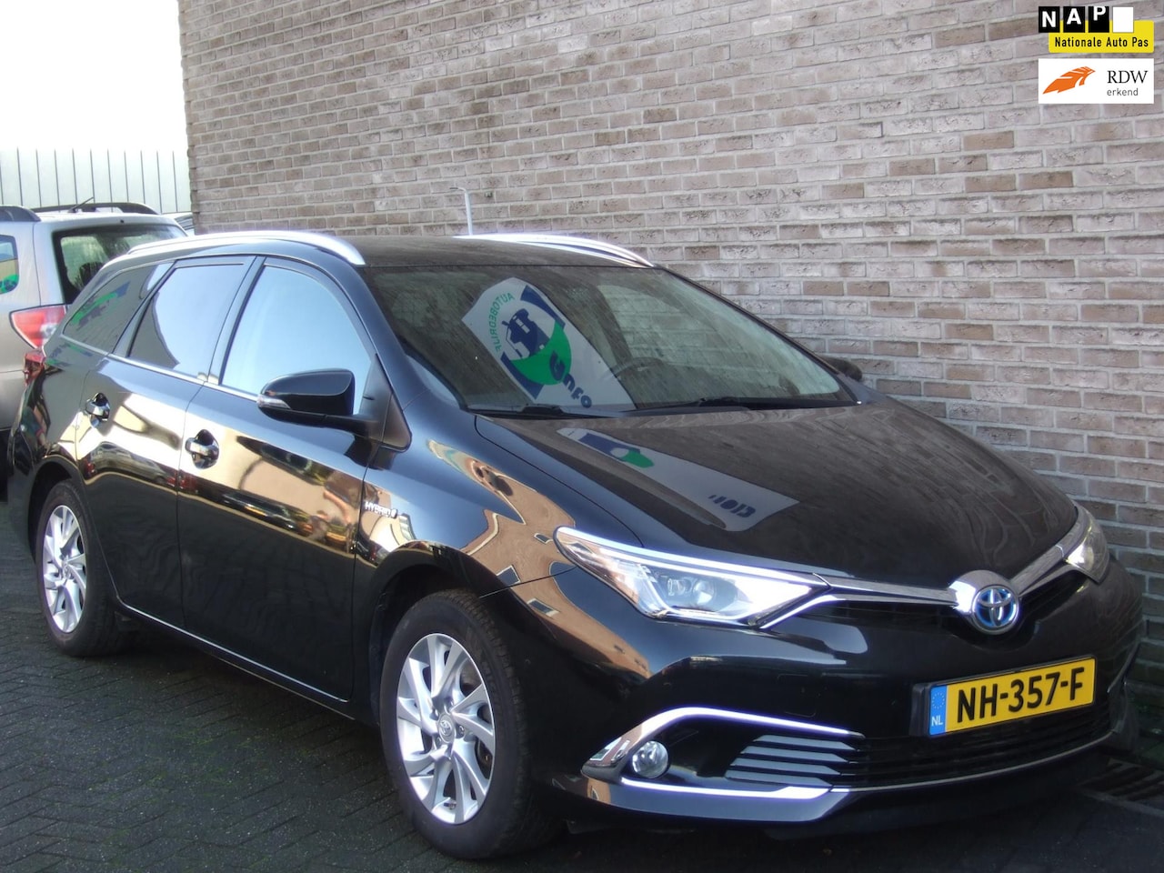 Toyota Auris Touring Sports - 1.8 Hybrid Lease pro - Dealer onderhouden - Panoramadak - - AutoWereld.nl