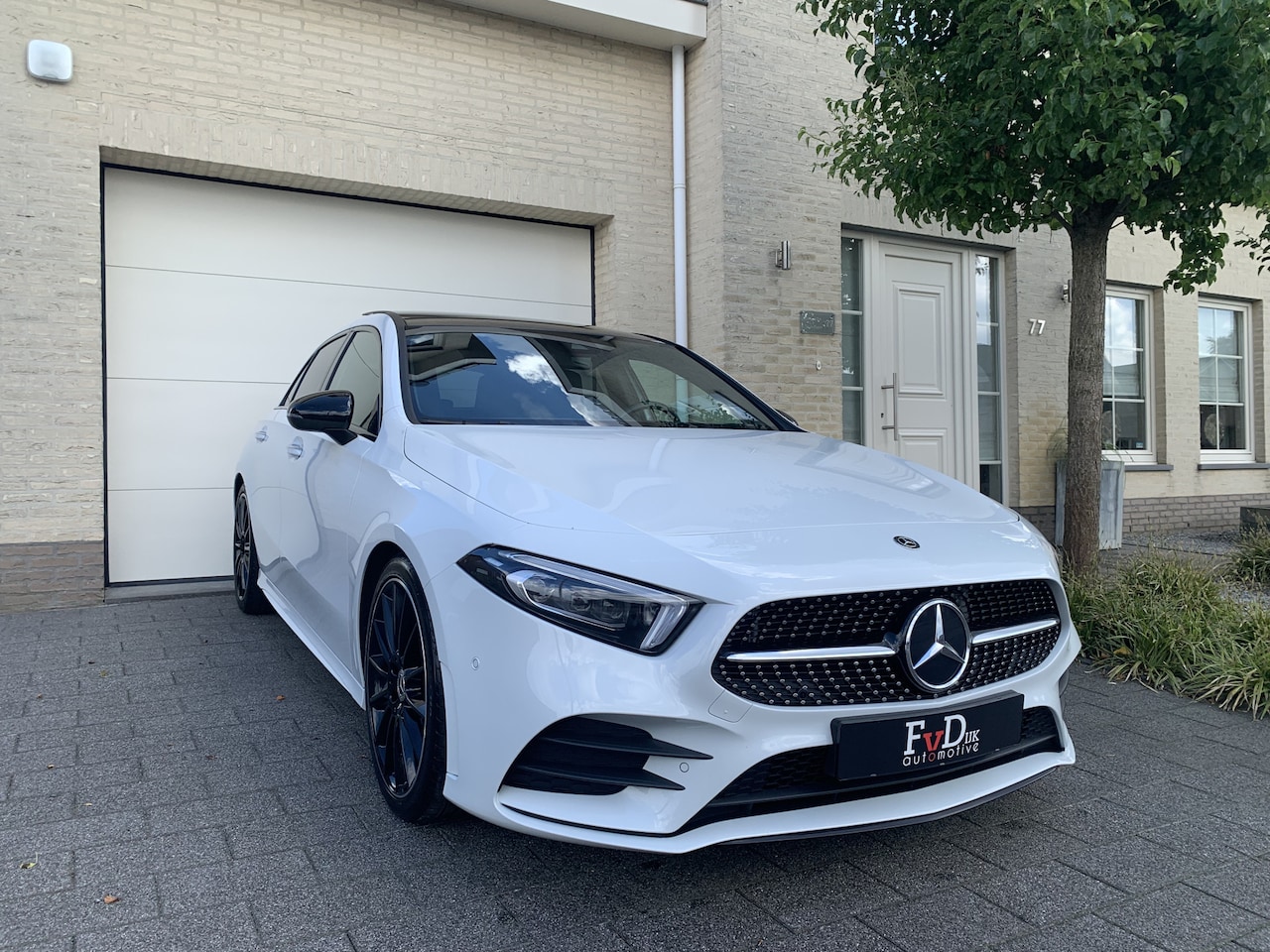 Mercedes-Benz A-klasse - 180 AMG Aut Panoramadak Nightpakket Widescreen AmbientLight Keyless SportLeder+Memory Led - AutoWereld.nl