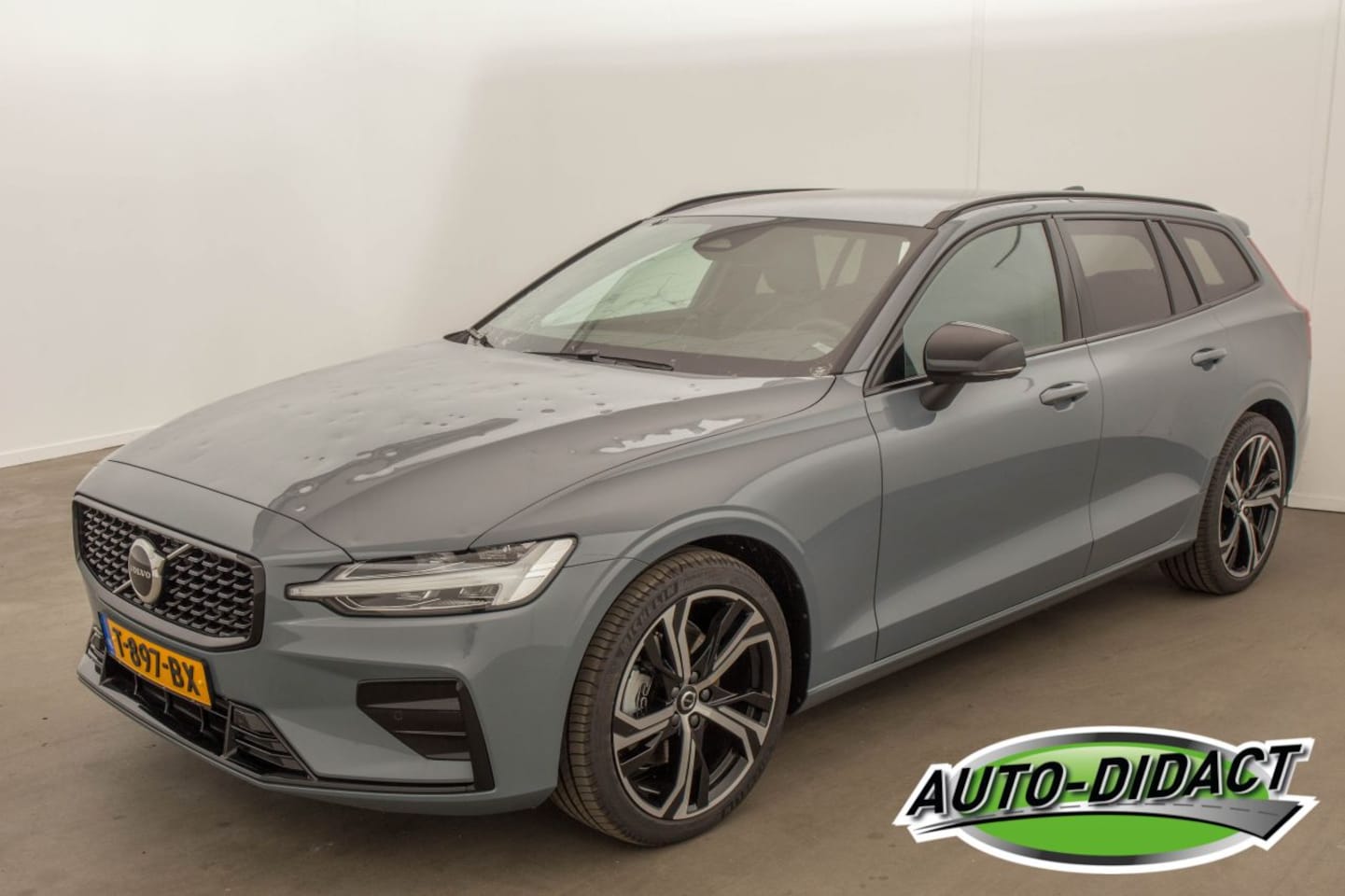 Volvo V60 - V-60 2.0 B4 Plus Dark Automaat - AutoWereld.nl