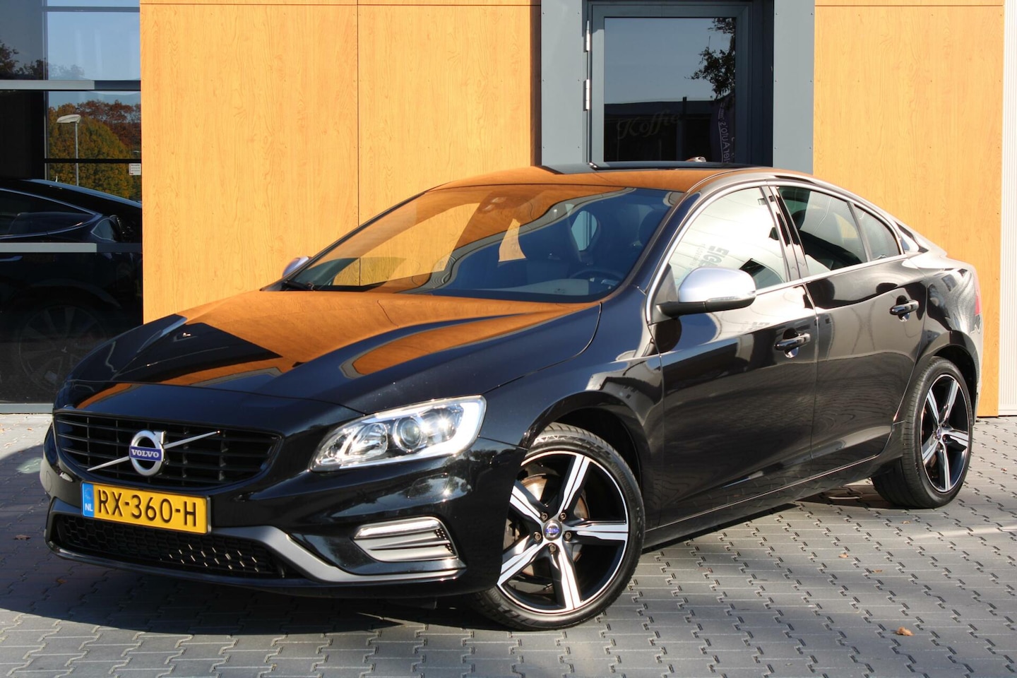 Volvo S60 - 2.0 T3 R-Design | Stoelverwarming | Xenon | Navi - AutoWereld.nl