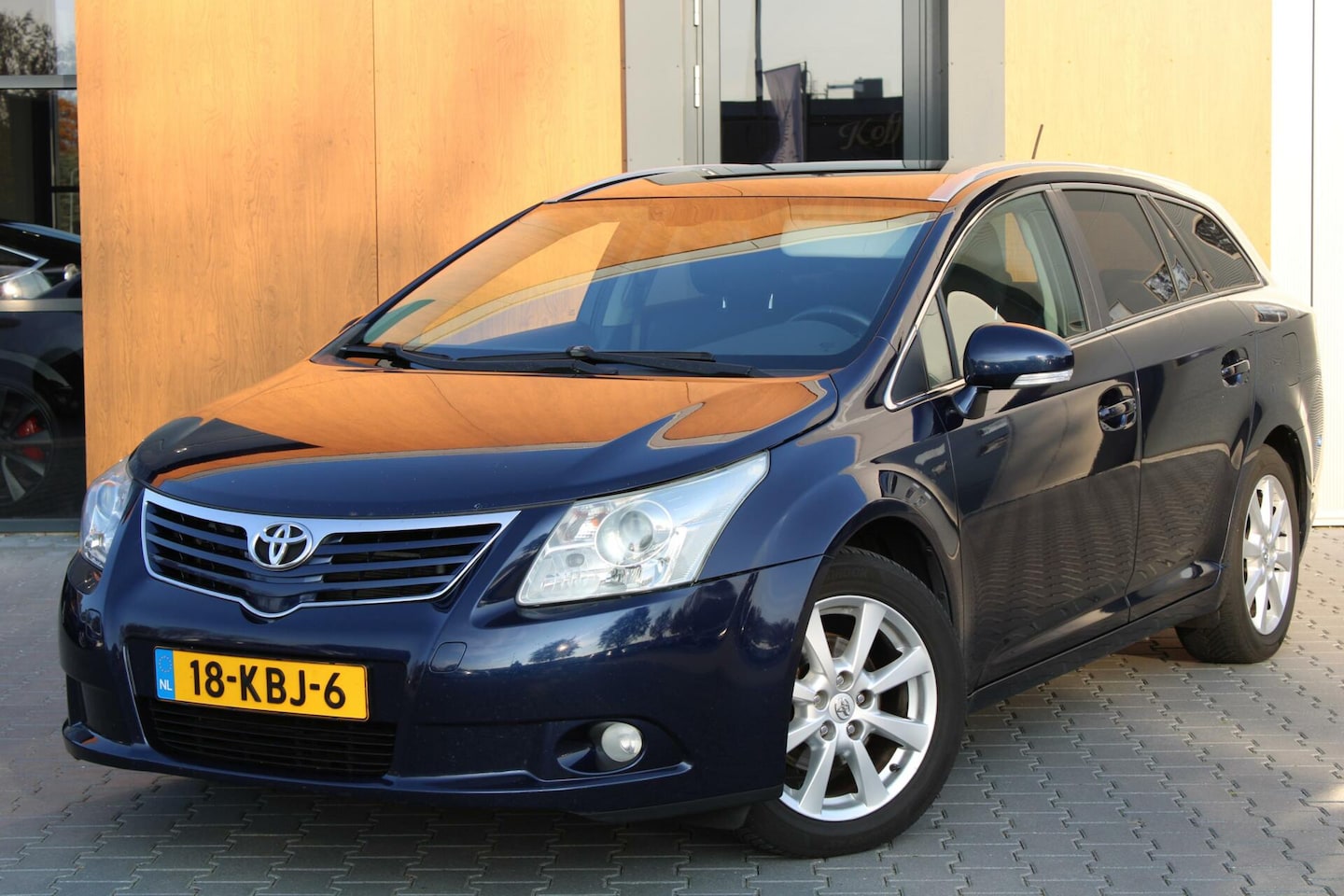 Toyota Avensis Wagon - 2.0 D-4D Panoramadak | Camera | Trekhaak - AutoWereld.nl