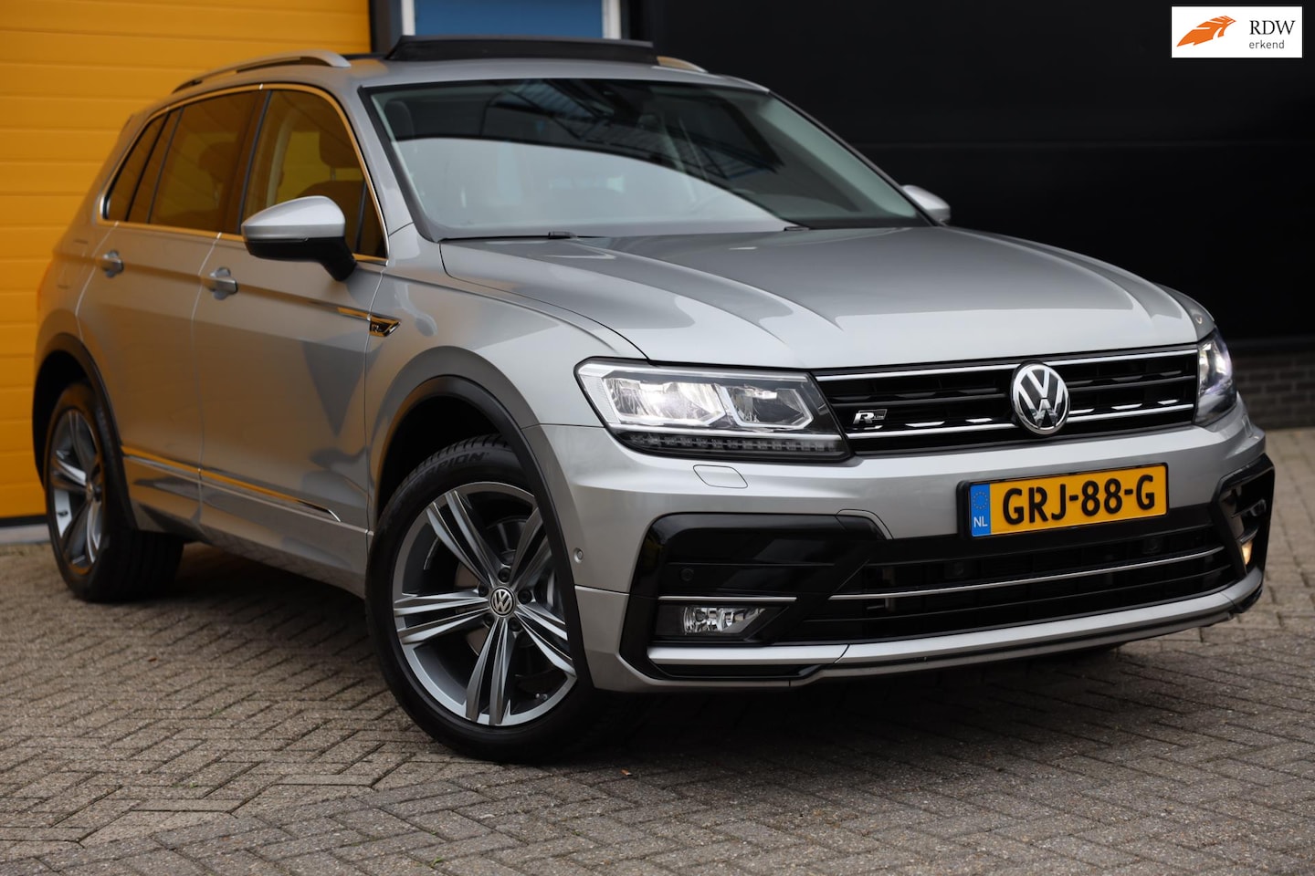 Volkswagen Tiguan - 2.0 TSI 4Motion Highline Business R Line / Digital Cockpit / Acc / Lane Assist / Open Pano - AutoWereld.nl