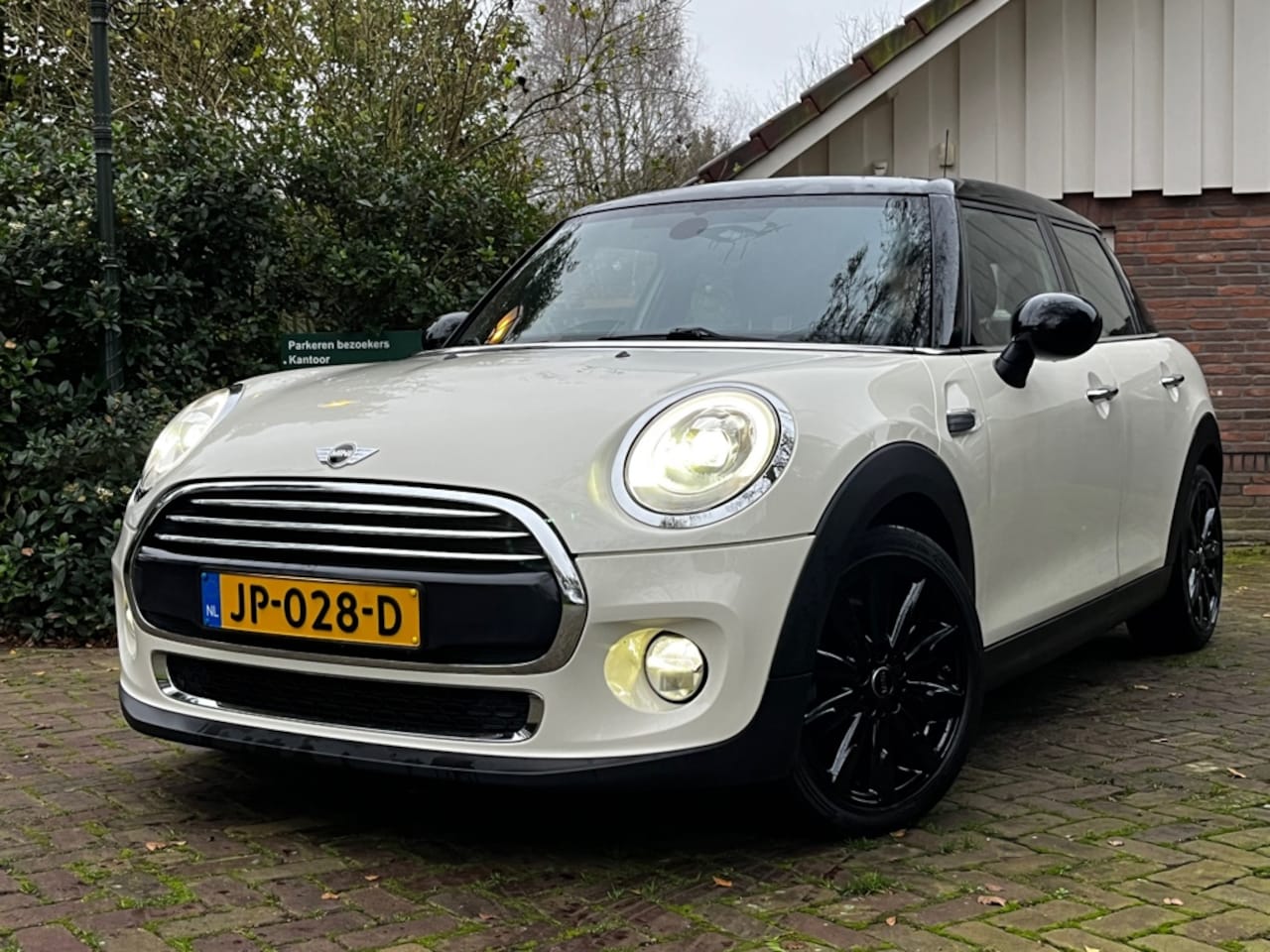 MINI Cooper - 5drs| 17" Hooglans Zwarte Velgen (Nieuw) | Sportstoelen| Half leder | LED Pakket | Keyless - AutoWereld.nl