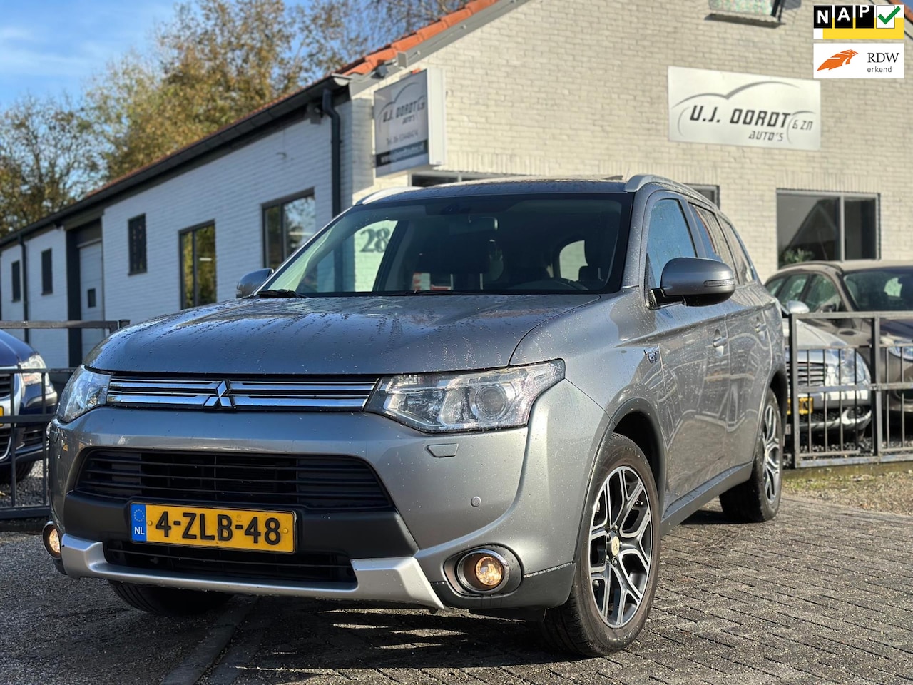 Mitsubishi Outlander - 2.0 PHEV Instyle X-Line Panoramadak! - AutoWereld.nl