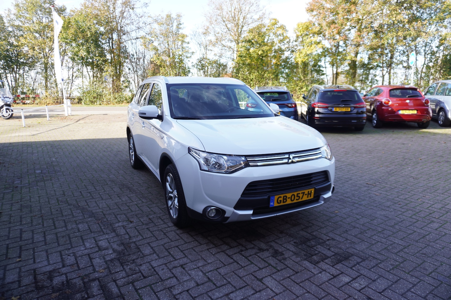 Mitsubishi Outlander - 2.0 PHEV Business Edition X-Line TREKHAAK CAMERA NAVI CLIMA - AutoWereld.nl