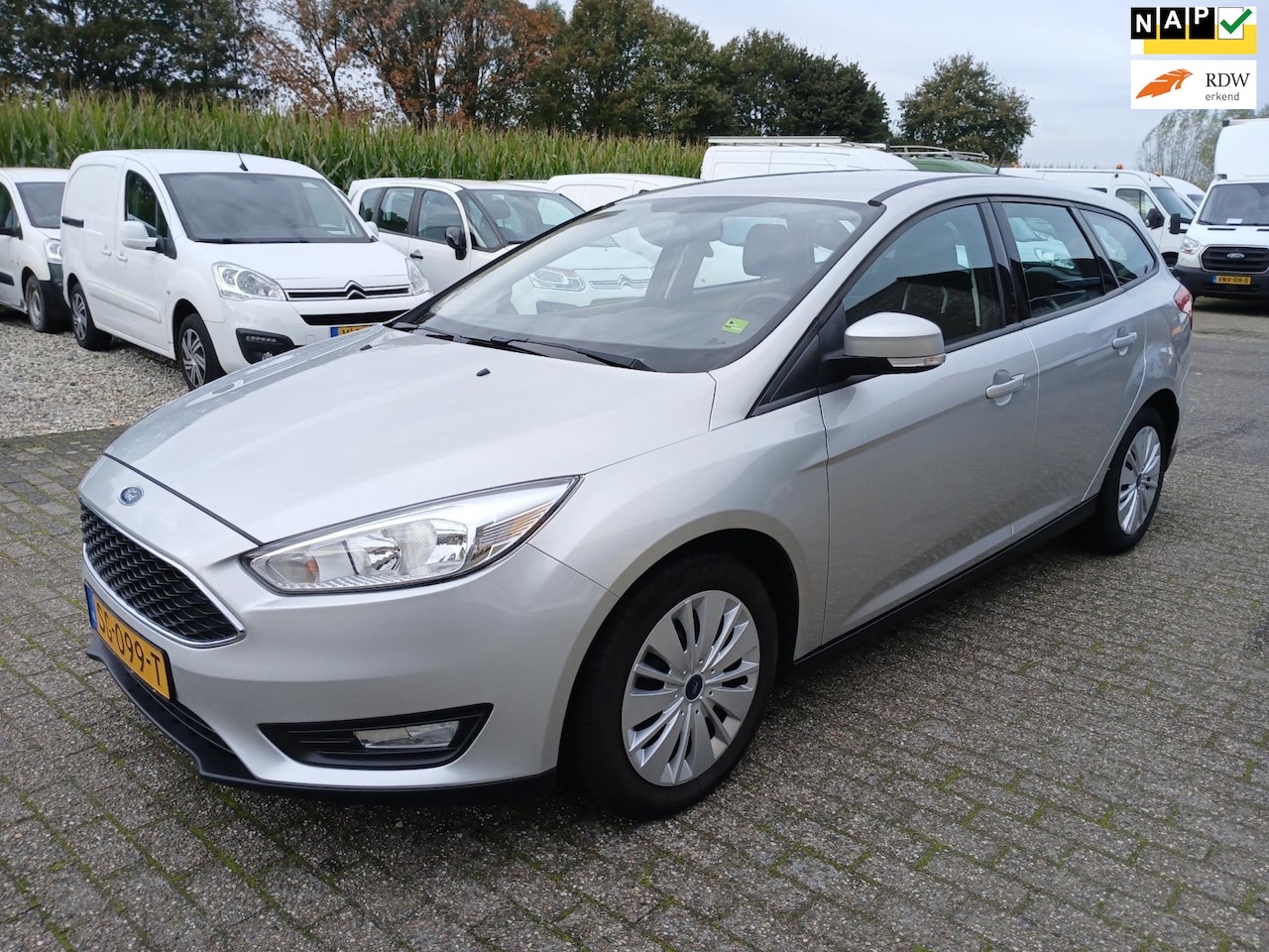 Ford Focus Wagon - 1.0 Lease Edition airco cruise navi pdc - AutoWereld.nl