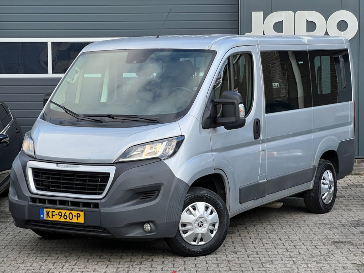 Peugeot Boxer - 330 2.0 BlueHDIPremium S&S 9pers. netto export - AutoWereld.nl