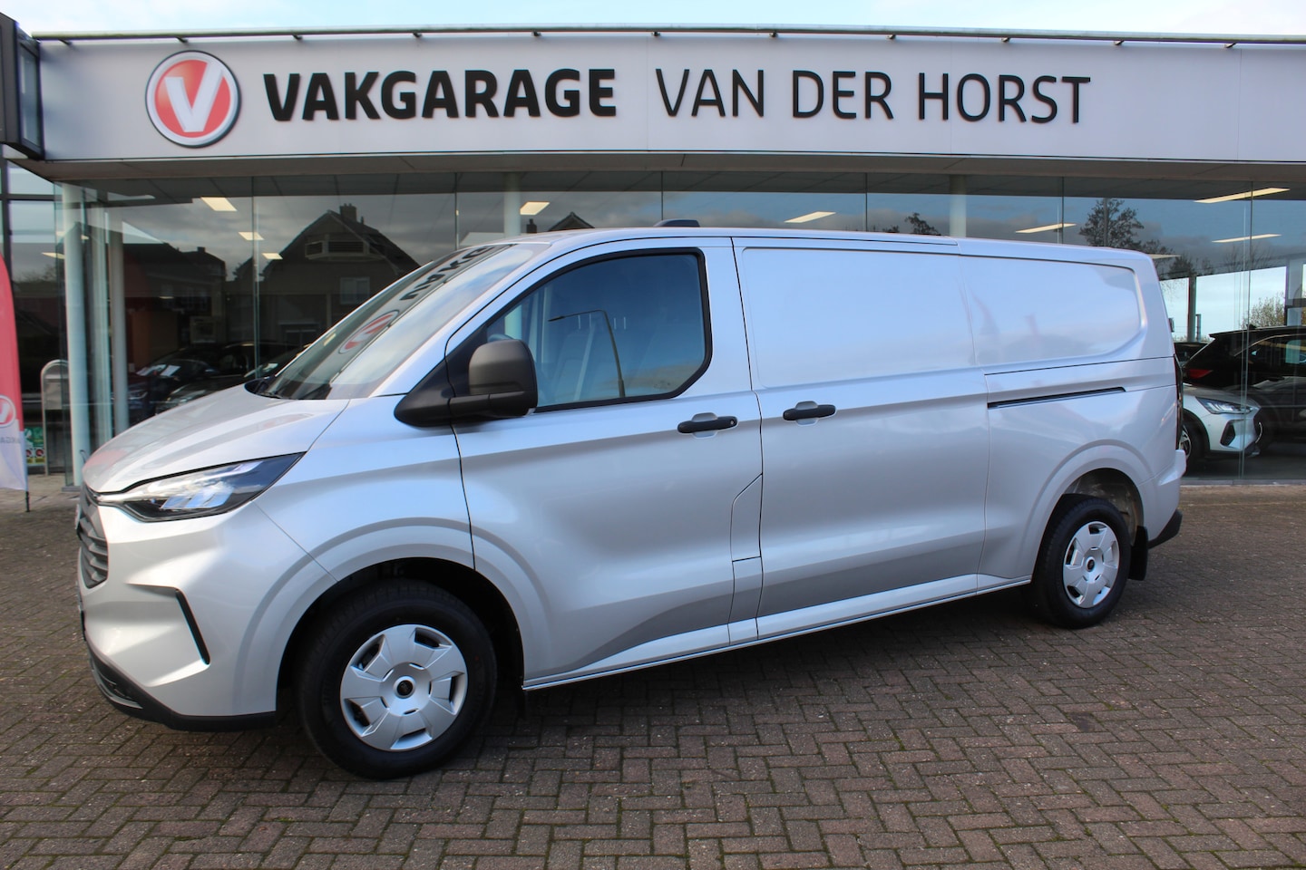 Ford Transit Custom - 320 2.0-136pk TDCI L2H1 ´Trend´, schuifdeur li. + re. ! Overtuig u van de rijkwaliteiten v - AutoWereld.nl