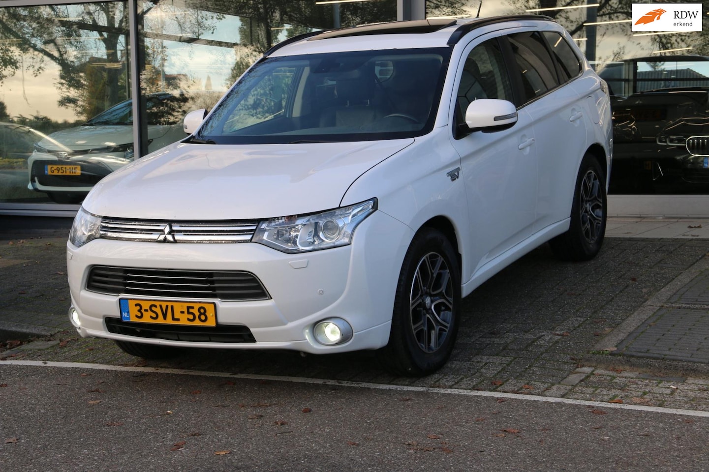 Mitsubishi Outlander - 2.0 PHEV Instyle+ SCHUIFDAK LEDER! - AutoWereld.nl