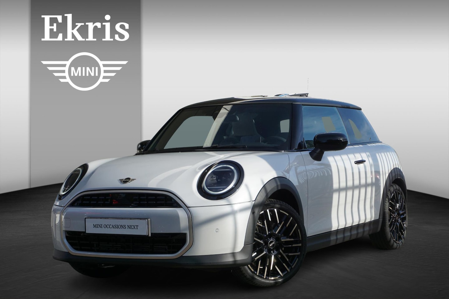 MINI Cooper - 3-deurs C Favoured Trim | Pakket M | 18 inch Night Flash Spoke 2-tone | Glazen panoramadak - AutoWereld.nl