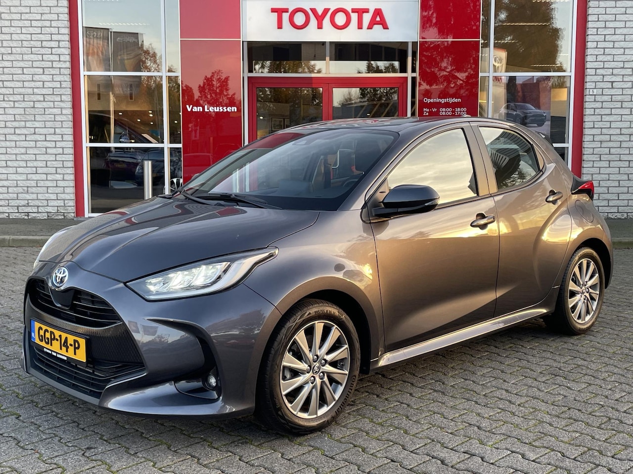 Toyota Yaris - 1.5 HYBRID DYNAMIC APPLE/ANDROID LED KEYLESS STOEL/STUURVERW HEAD-UP DRAADLOOS LADEN-TEL - AutoWereld.nl