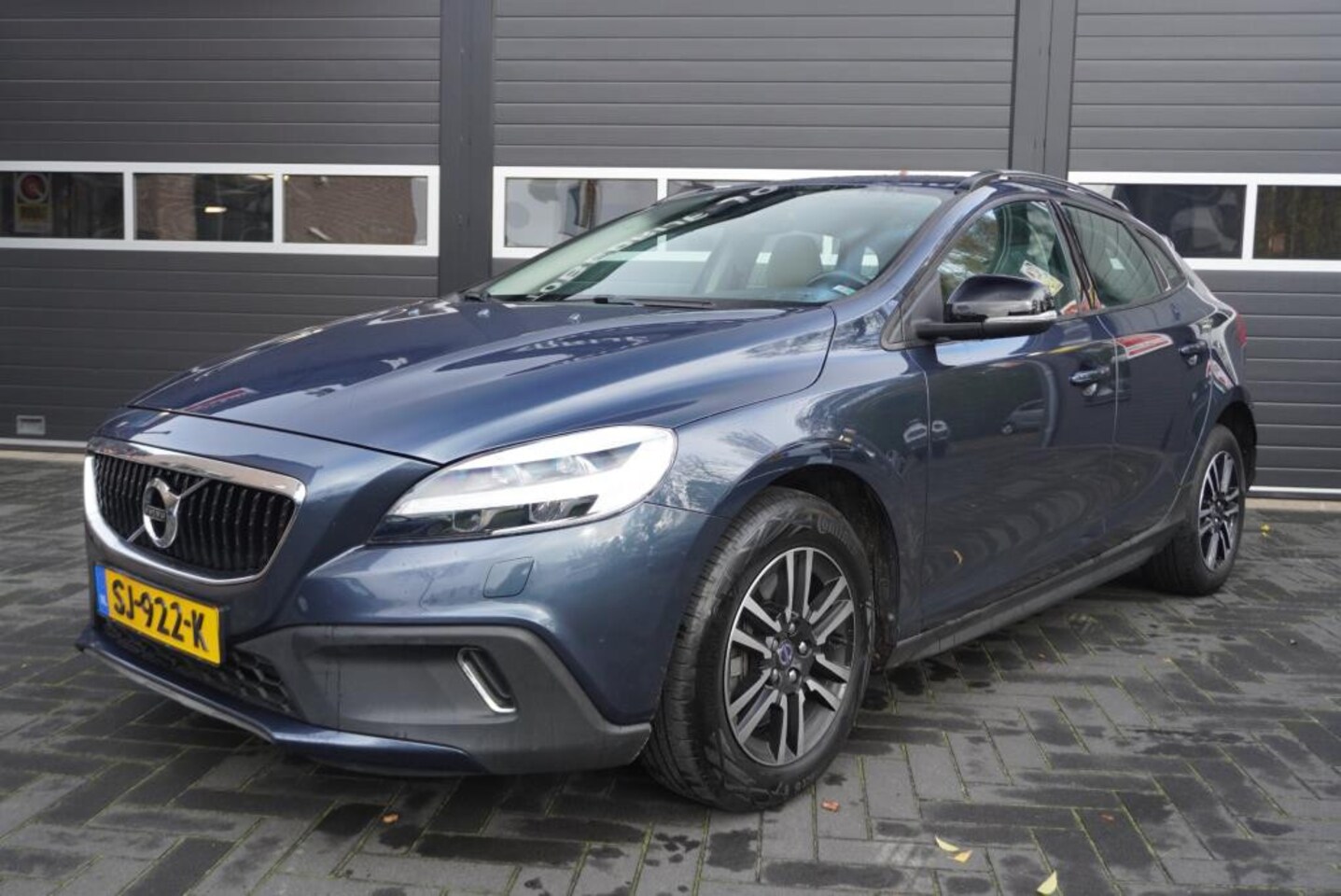 Volvo V40 Cross Country - 1.5 T3 Nordic+ Aut/Airco/CC/Navi - AutoWereld.nl