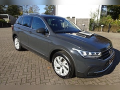 Volkswagen Tiguan - 1.5 TSI Elegance MOVE * AUTOMAAT 150 pk * AIRCO * LMV * NAVI * Trekhaak