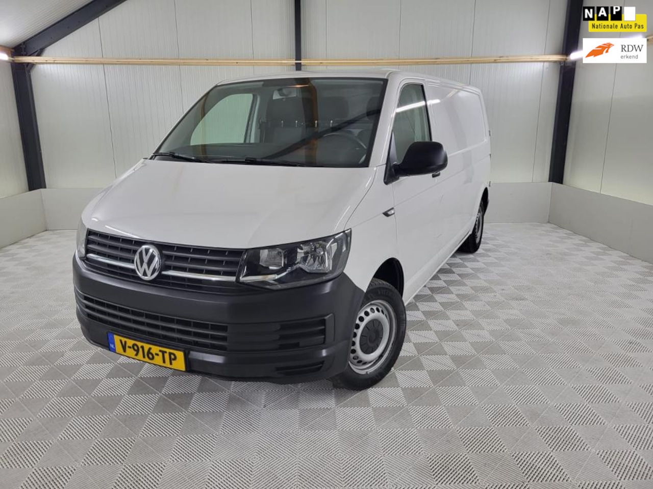 Volkswagen Transporter - 2.0 TDI L2H1 3-Zits, Cruisecontrol, Trekhaak - AutoWereld.nl