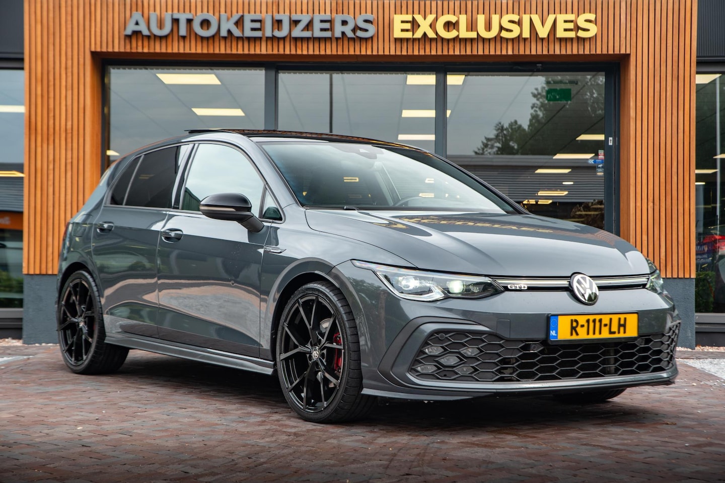 Volkswagen Golf - 2.0 TDI R-Line Business Panoramadak Navi Harman Kardon - AutoWereld.nl